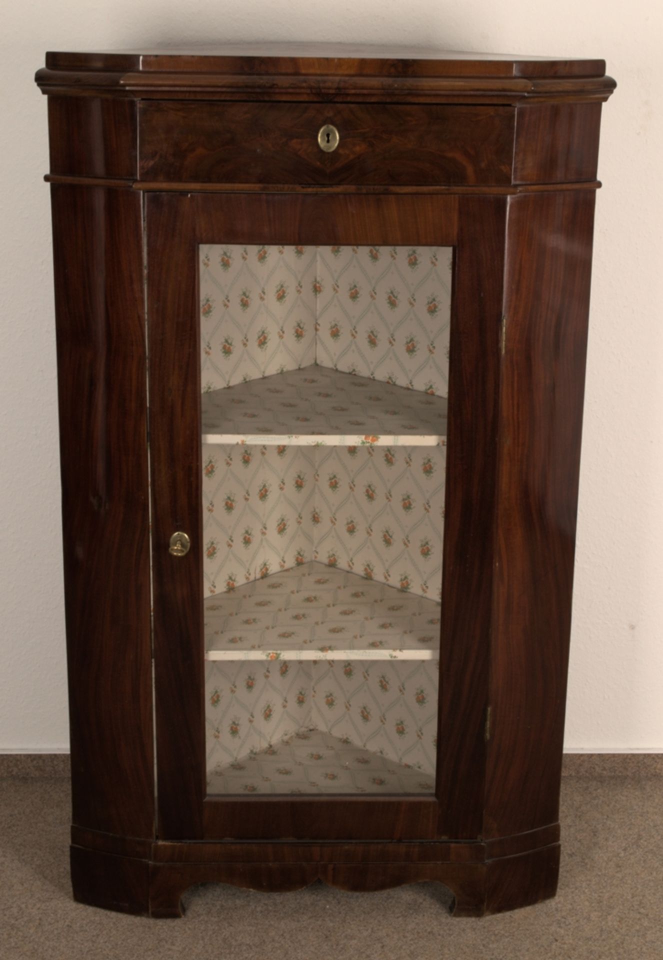 Antike Eckvitrine/Eckschrank, frontal verglaster, eintüriger Eckmöbelkorpus mit Kopfschublade,