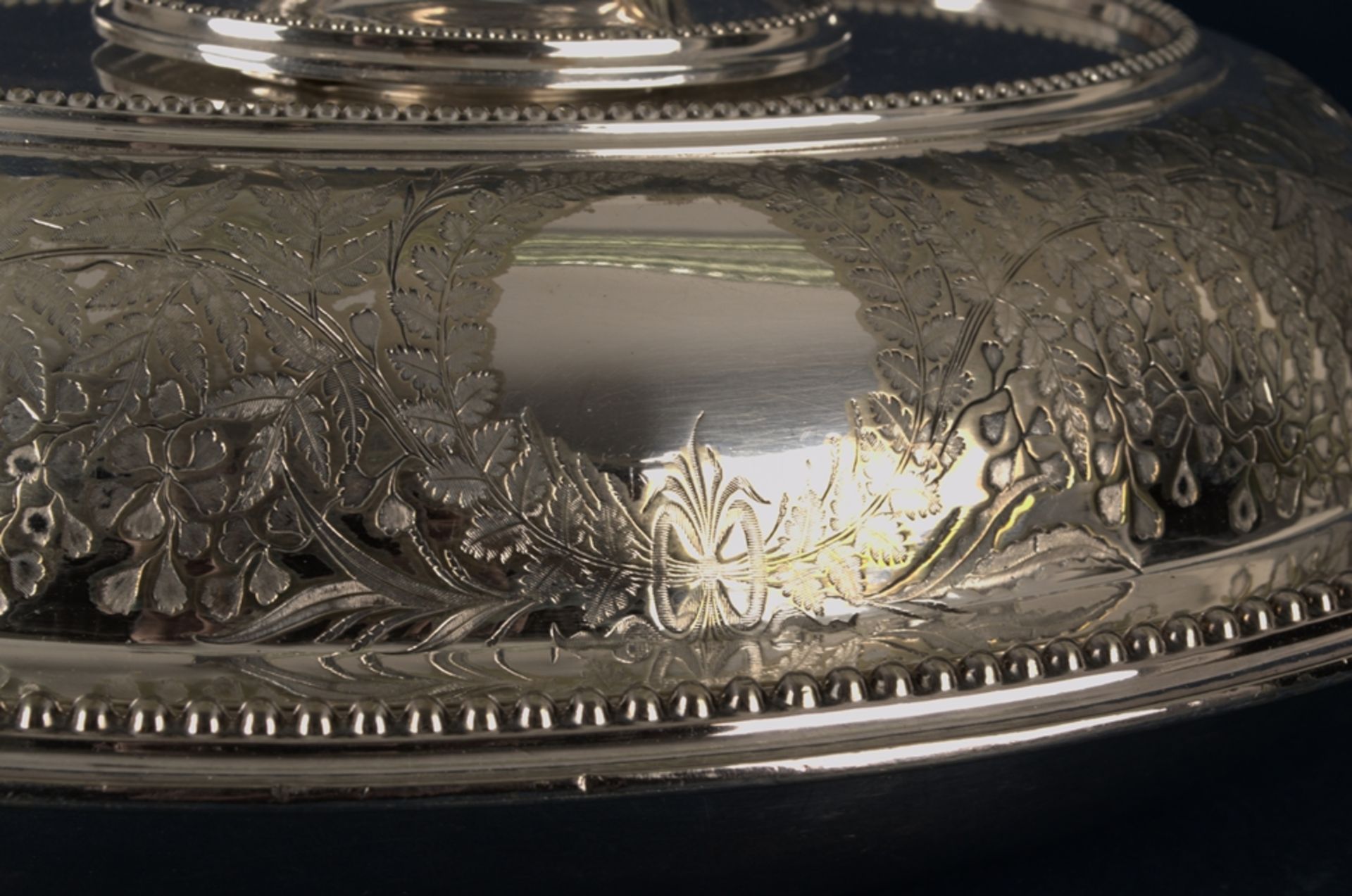 Ovale Warmhalteschale mit Deckel, sog. "Cloche", Metall versilbert, aufwändiger floraler - Image 3 of 24