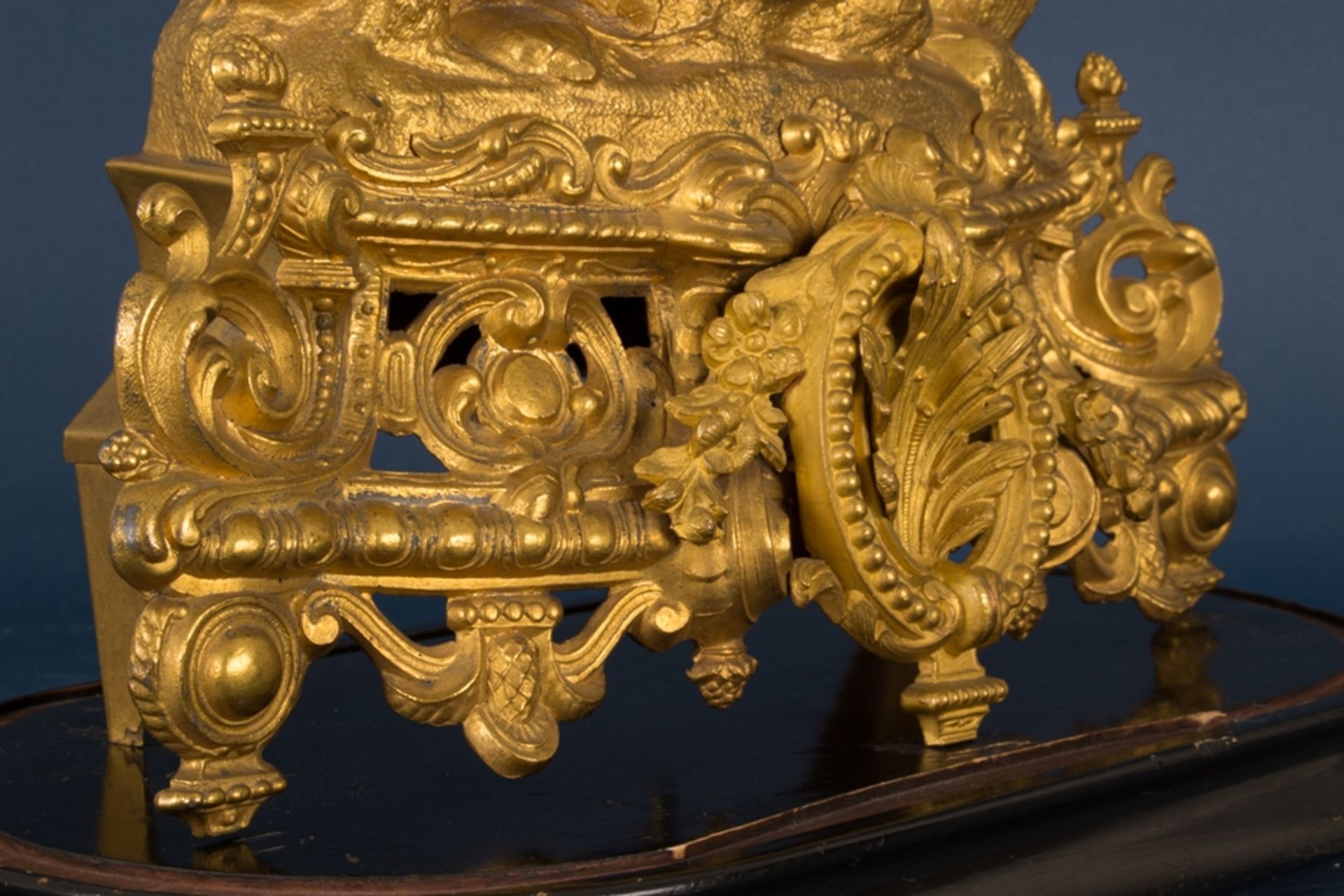 Antike Kaminuhr von Jäger bekrönt, goldbronzierter Metallguss auf ebonisiertem, ovalem Sockel, - Bild 15 aus 16
