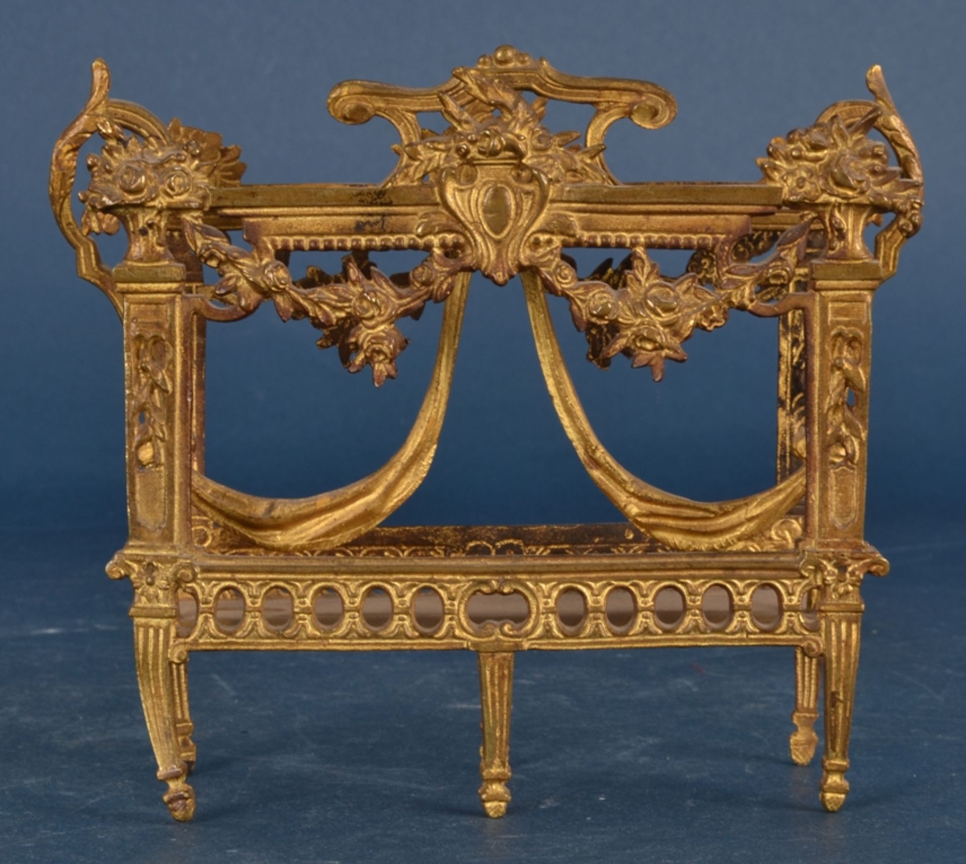 Briefablage, Louis XVI - Stil, Historismus Ende 19. Jhd. Vergoldeter Metallguss, schöner Erhalt. Ca. - Image 10 of 11