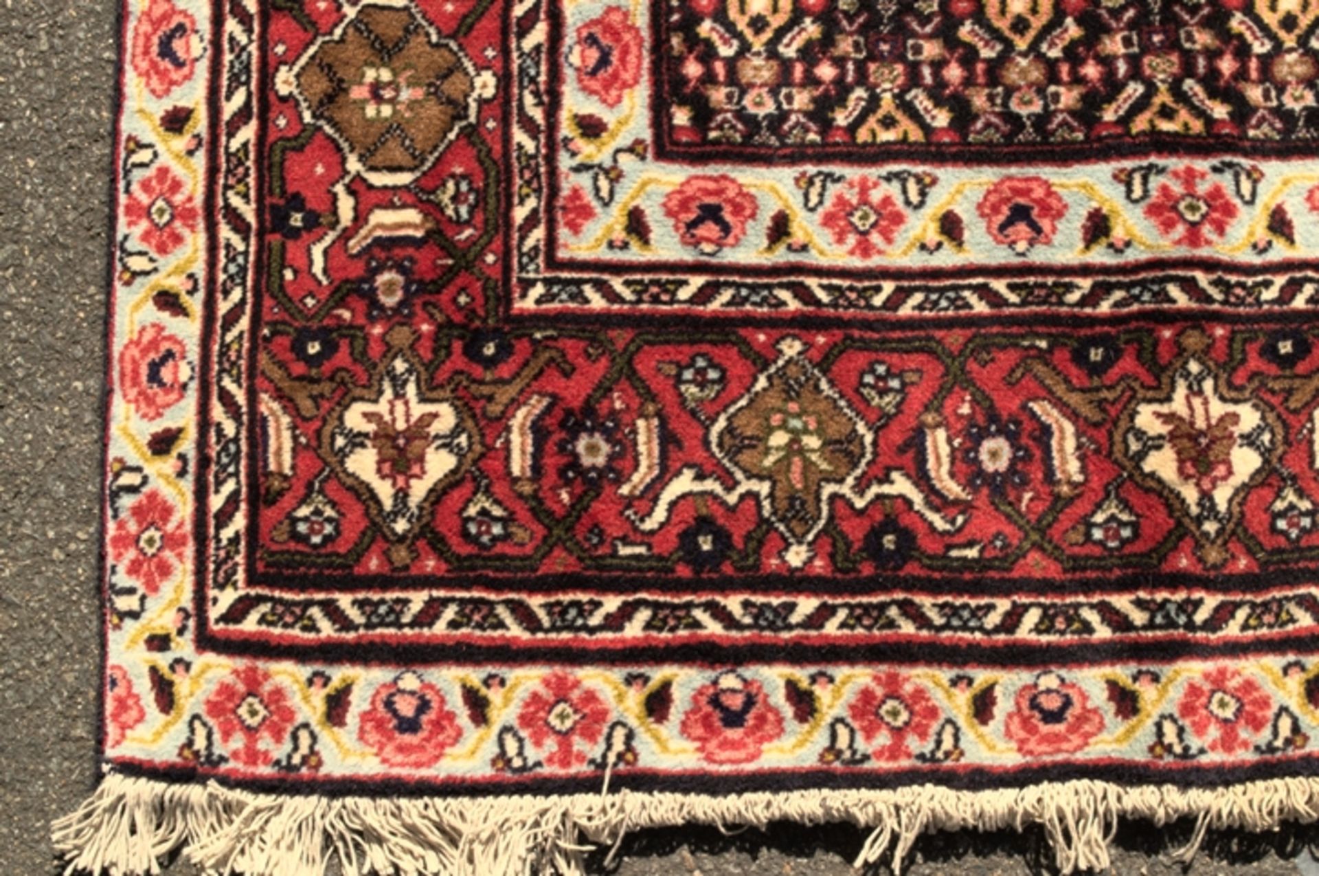 Großer Teppich, Iran der 1960er/70er Jahre, Rosen-Bordüre, starke Lichtschäden, ca. 241 x 350 cm. - Bild 3 aus 12