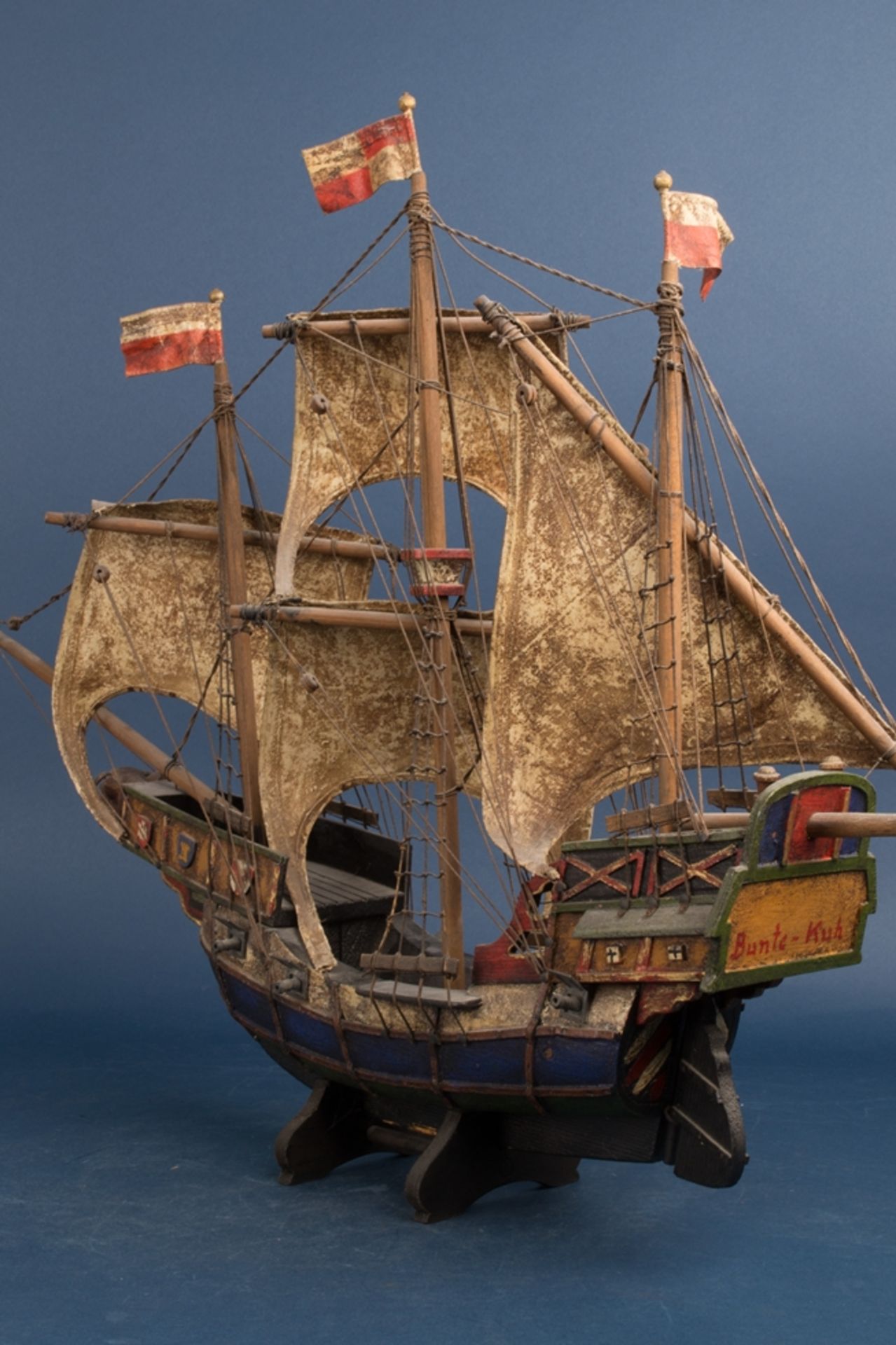 "BUNTE KUH" - Modellschiff, 2. Drittel 20. Jhdt., betitelt, Holz geschnitzt, farbig gefasst, textile - Image 8 of 9