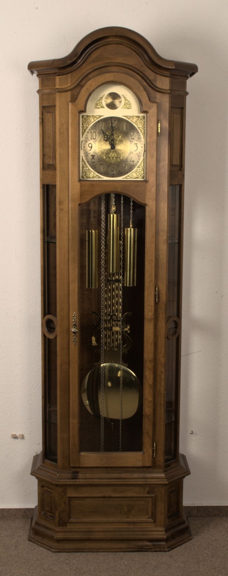 Große Bodenstanduhr der Marke "Interclock", dreigewichtiges, mechanisches Uhrwerk, dreiseitig