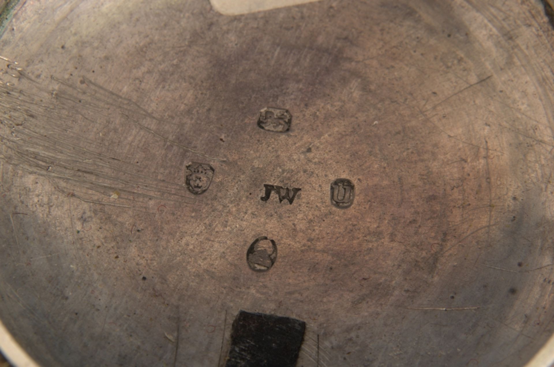 Antike englische Spindeltaschenuhr des 18. Jhdts., auf der aufwändig gravierten Werkplatine - Bild 3 aus 10