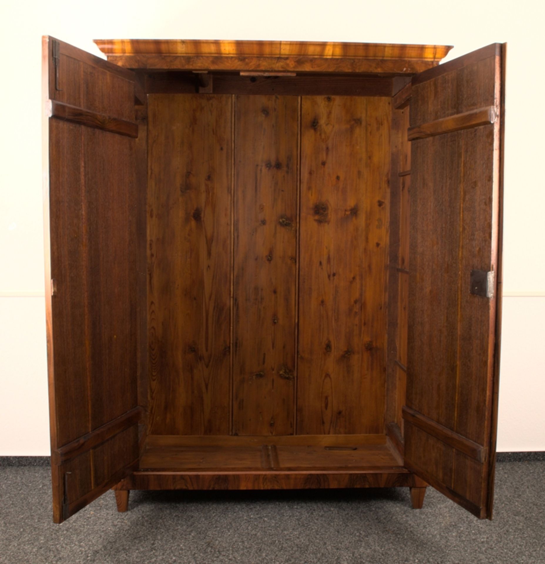 Antiker Kleiderschrank, österreichisches Biedermeier um 1830/40. Voll zerlegbarer, zweitüriger - Bild 13 aus 18