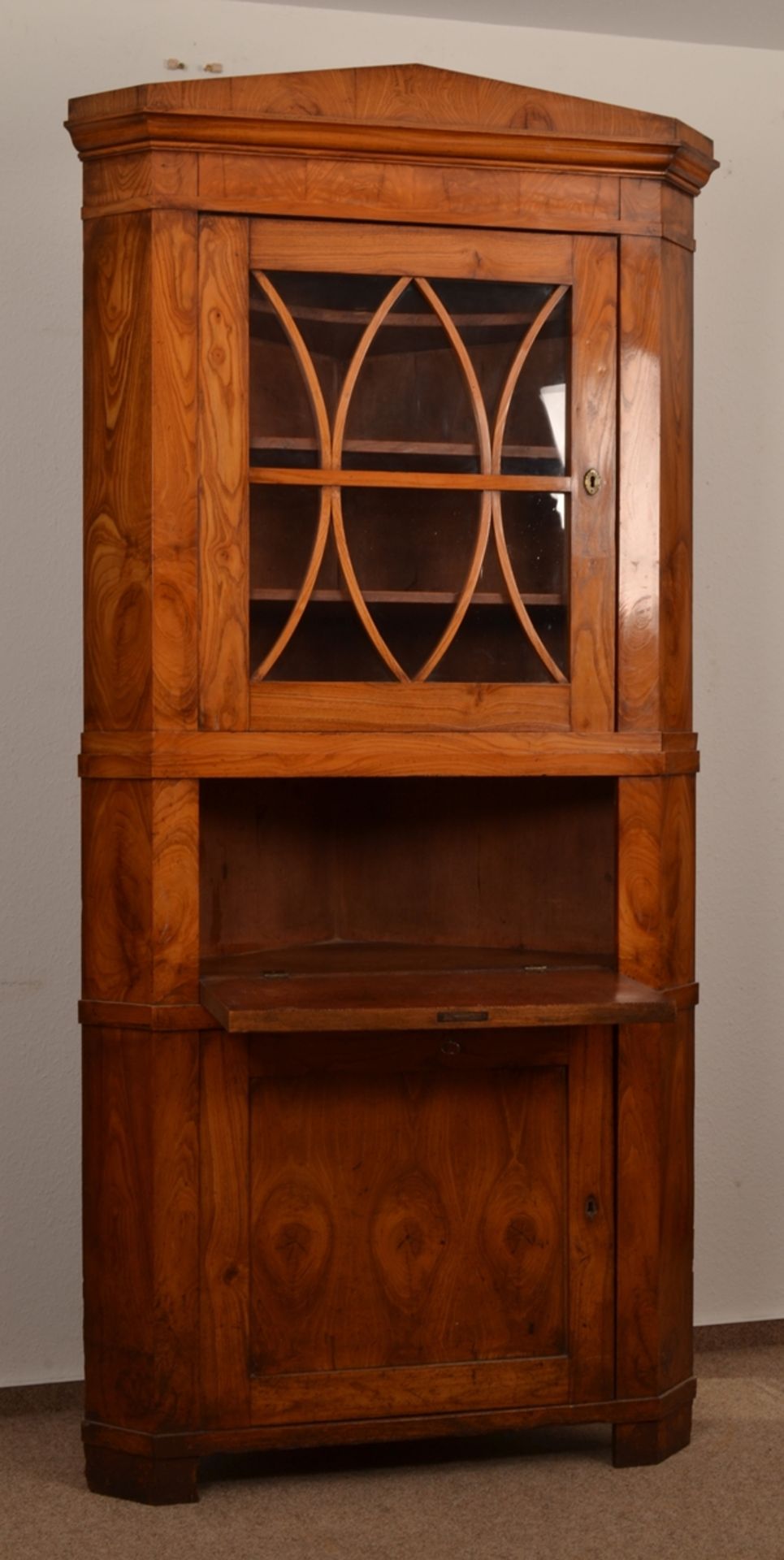 Antiker Eckvitrinenschrank/Eckschrank mit orig. Versprossung. Norddeutsches Biedermeier um 1830. - Image 3 of 25