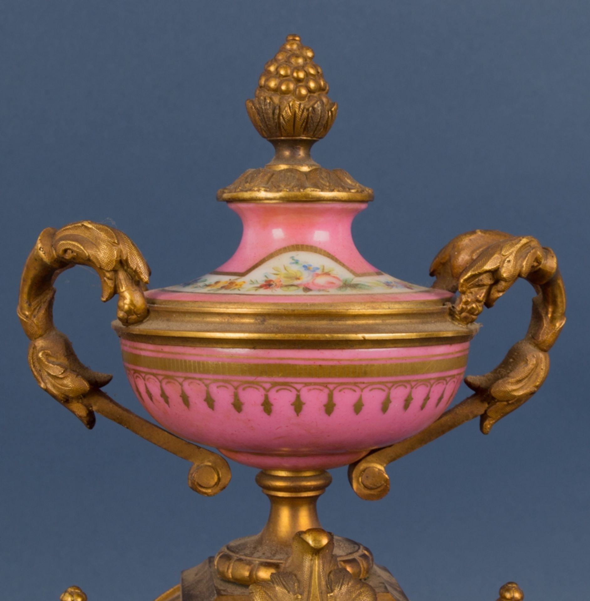 Antike Kaminuhr auf vergoldetem hölzernen Podest, goldbronziertes Messinggehäuse mit polychrom - Image 4 of 24