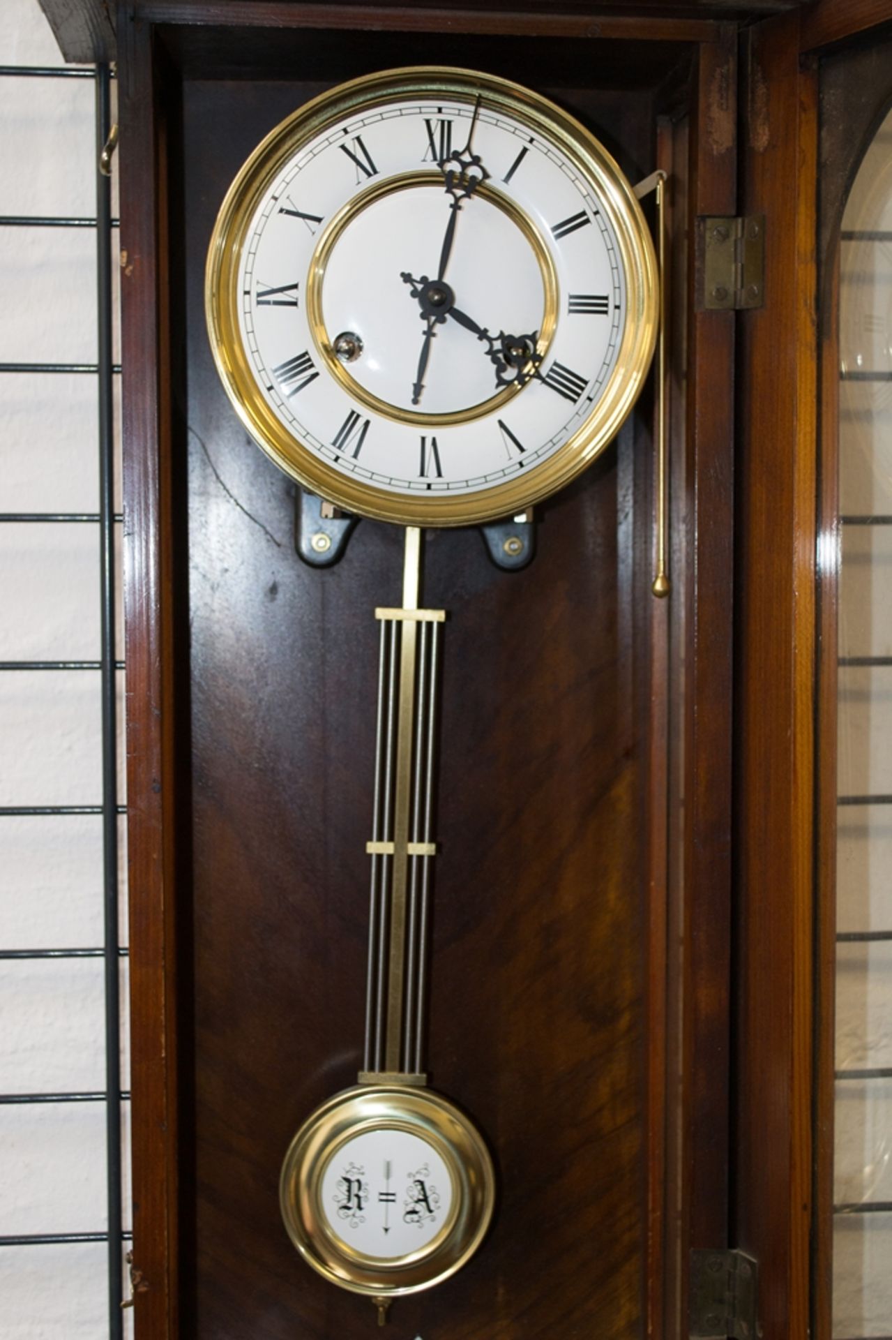 Elegante antike Wanduhr, sog. Regulator. Mechanisches Uhrwerk mit Schlag auf Tonfeder. - Bild 3 aus 4