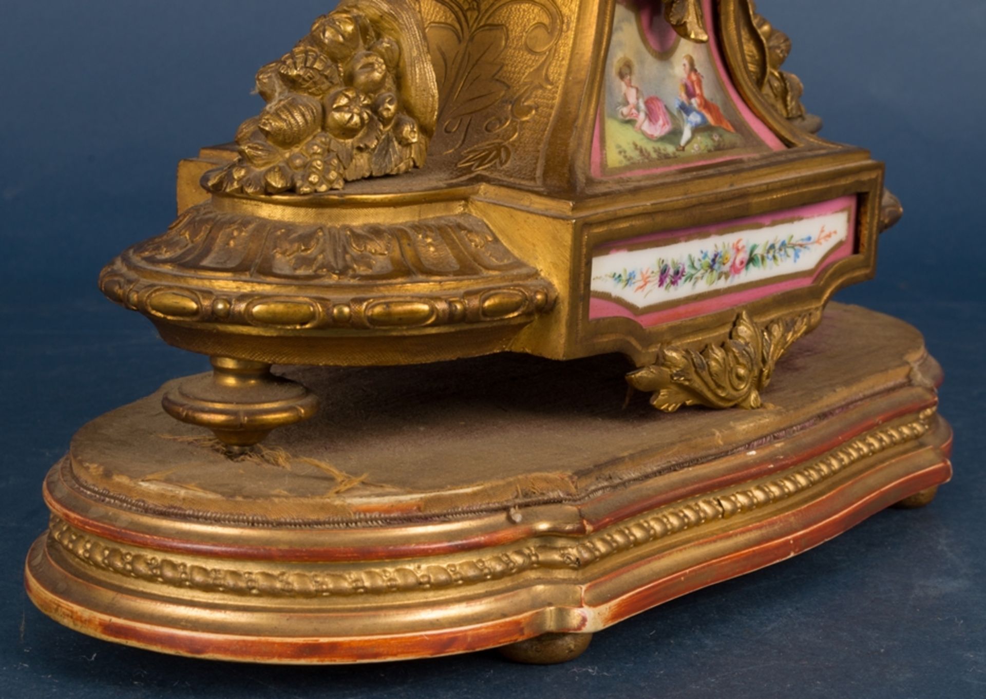 Antike Kaminuhr auf vergoldetem hölzernen Podest, goldbronziertes Messinggehäuse mit polychrom - Image 9 of 24