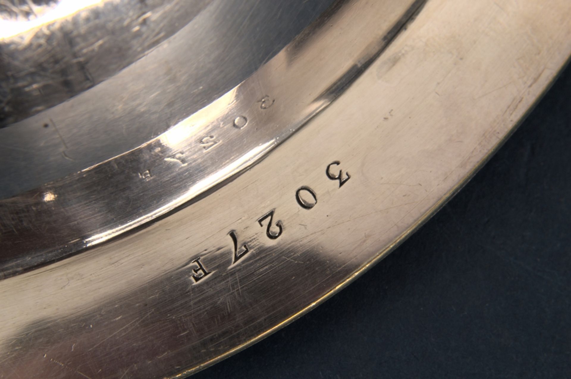 Ovale Warmhalteschale mit Deckel, sog. "Cloche", Metall versilbert, aufwändiger floraler - Image 17 of 24