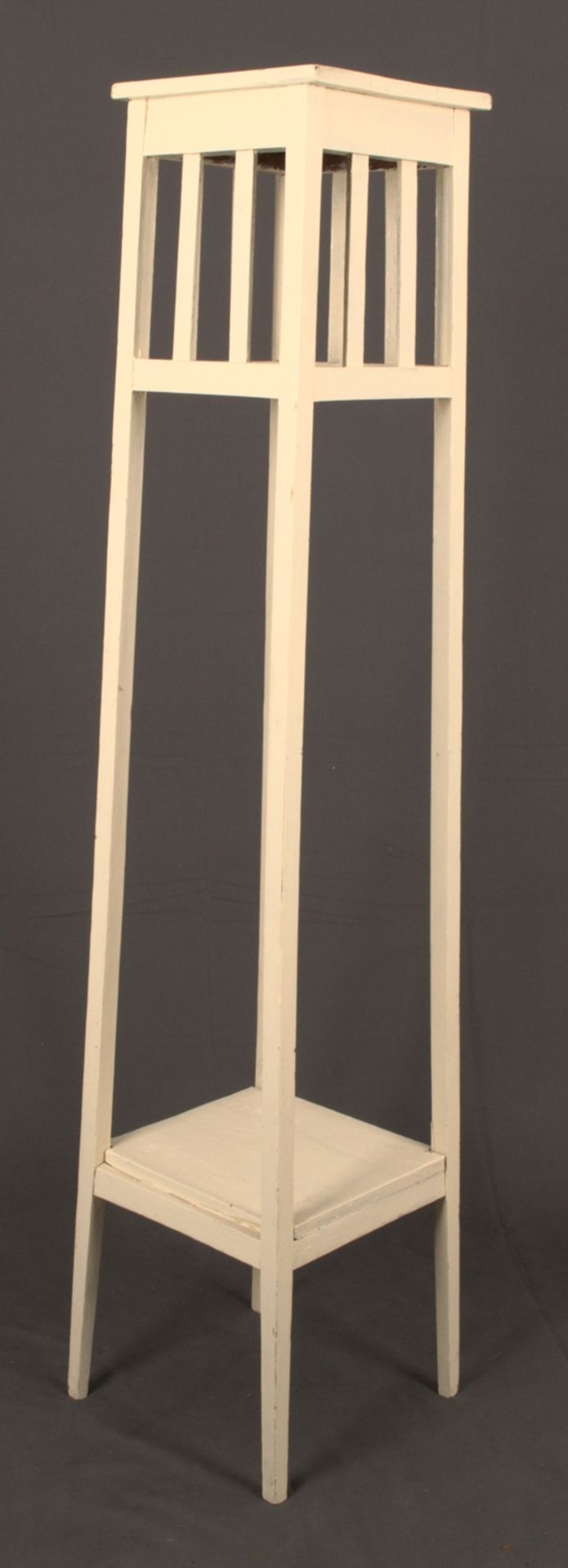 Blumenständer. Weiß lackiertes Holzgestell mit zwei Ablagen/Standflächen von je ca. 26 x 27 cm, max.