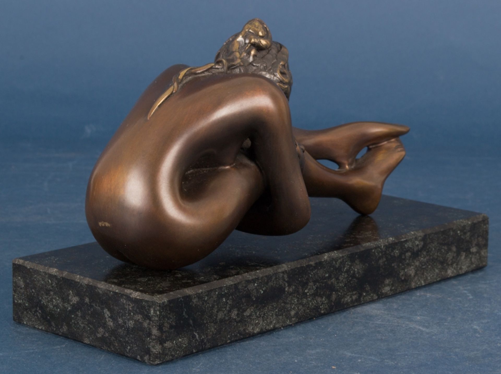 "LA SORELLA" - goldbraun patinierte Bronzefigur einer jungen weiblichen, nackten Schönheit, die nach - Bild 4 aus 9