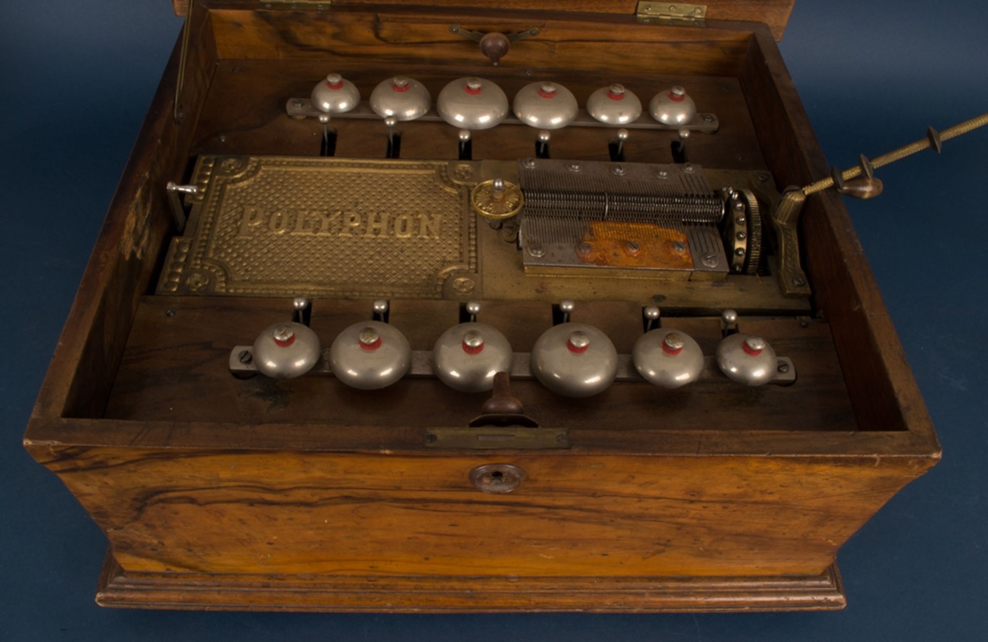 Großes POLYPHON mit Glockenspielwerk, ca. 24 x 53 x 47 cm. Historismus um 1900, Nussbaumgehäuse - Bild 6 aus 23