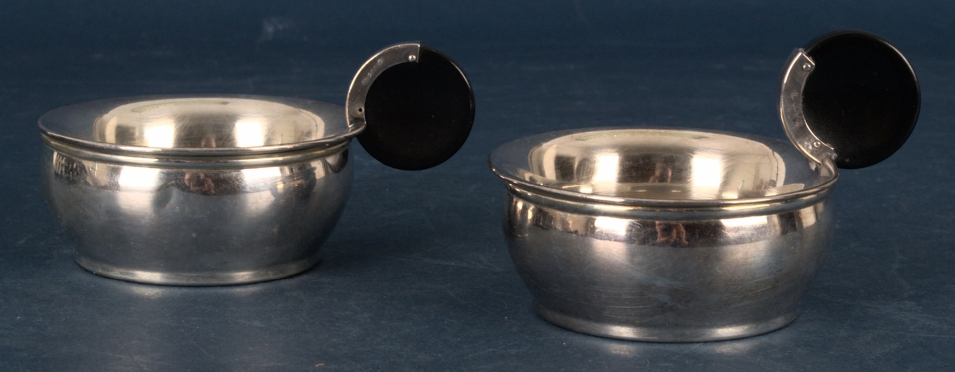 Zwei zweiteilige Teesiebe, 800er Silber(monturen), schwarze Bakelit (?)- Griffstücke, max.