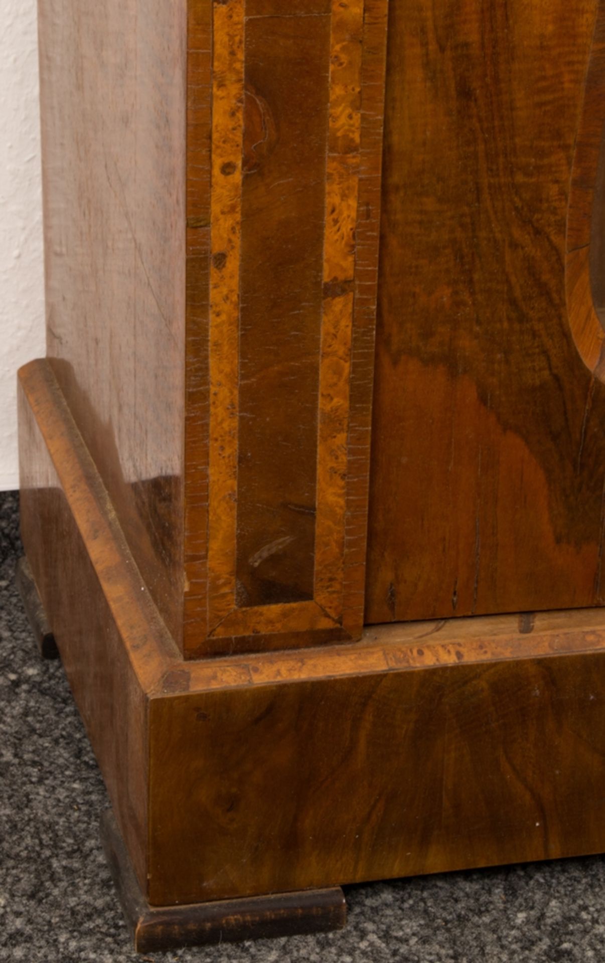 Antiker Bücherschrank, österr. Biedermeier, eintüriger massiver Nadelholzkorpus mit ausgesuchtem - Bild 9 aus 14