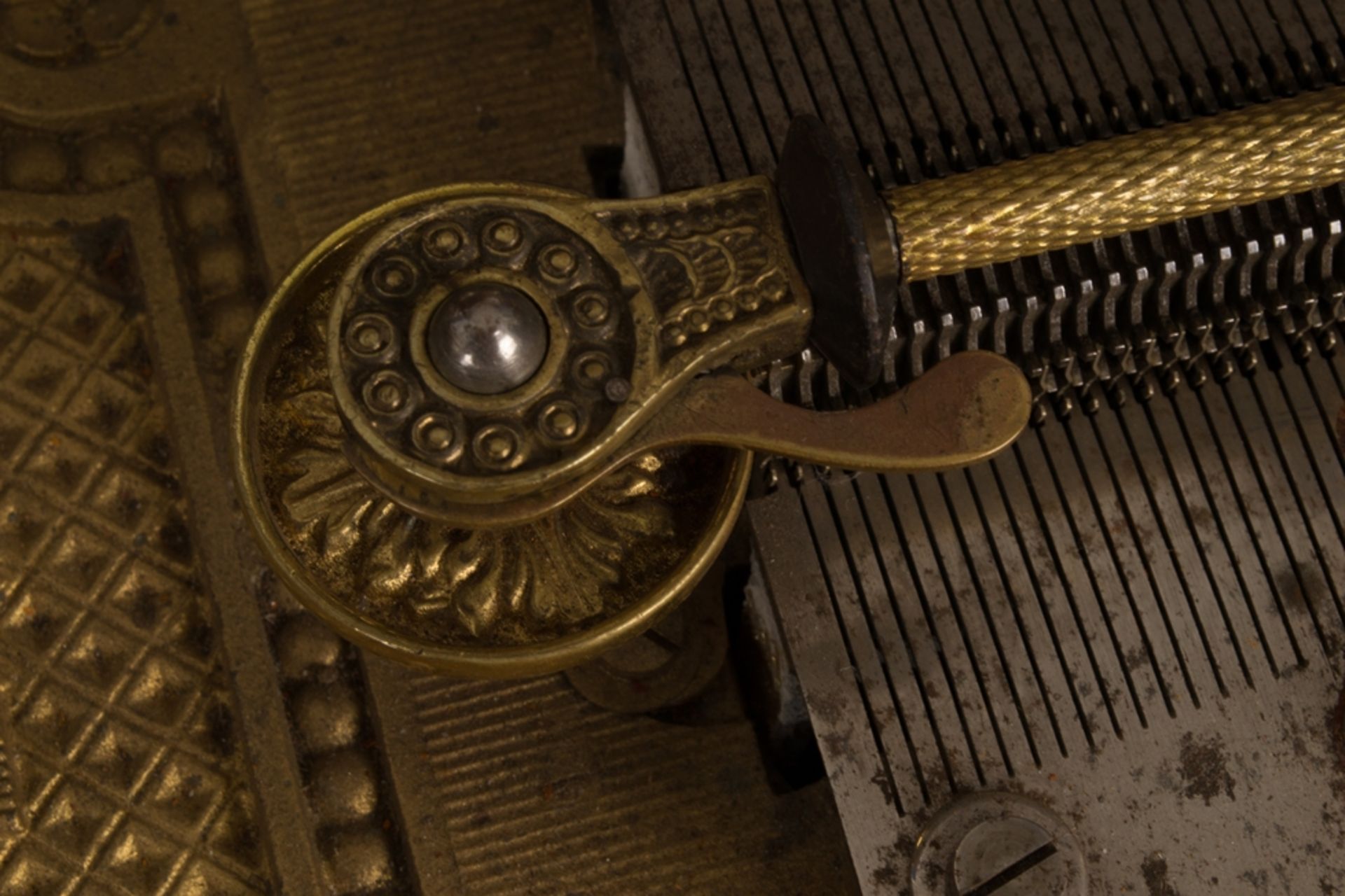 Großes POLYPHON mit Glockenspielwerk, ca. 24 x 53 x 47 cm. Historismus um 1900, Nussbaumgehäuse - Bild 18 aus 23