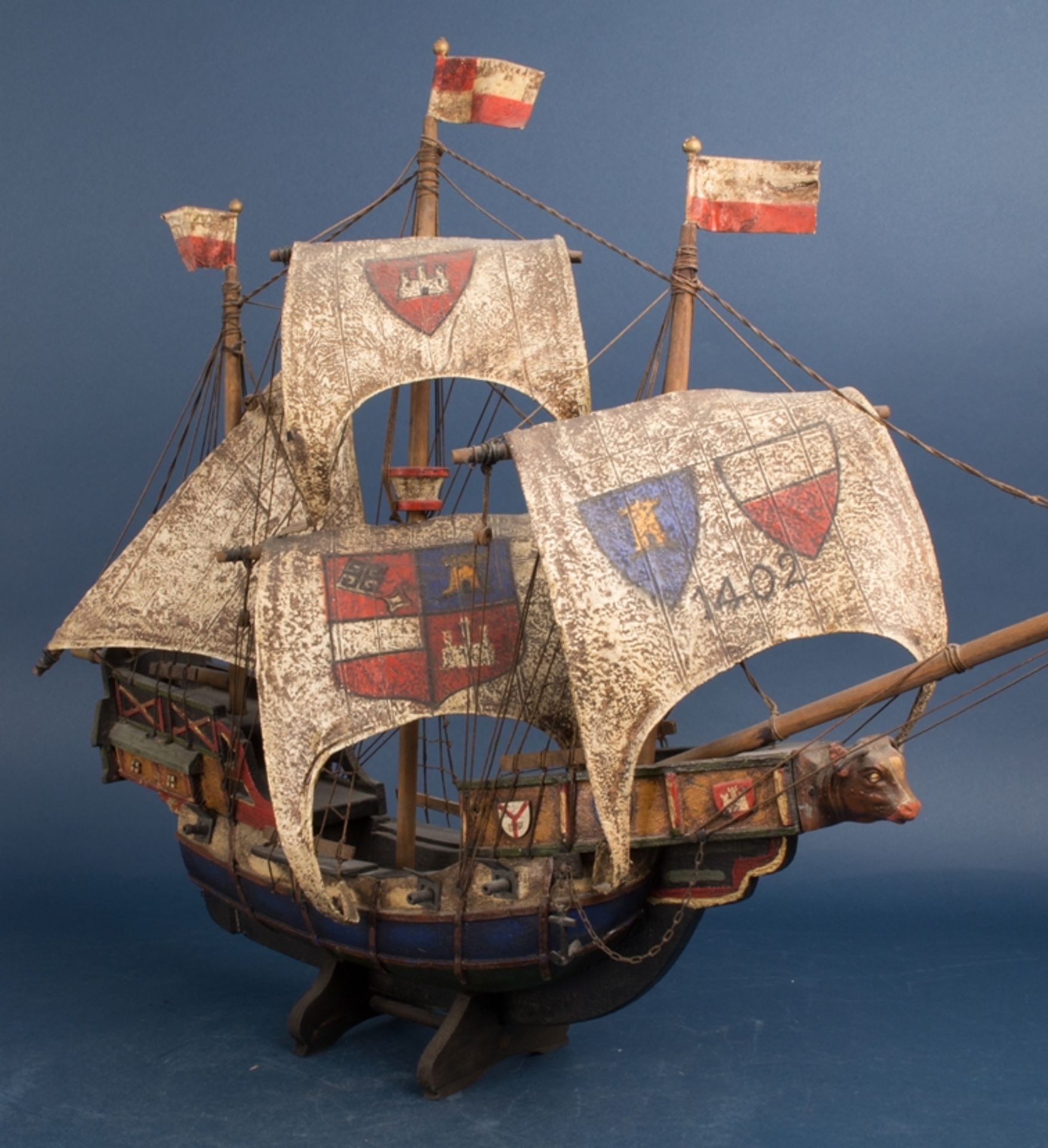 "BUNTE KUH" - Modellschiff, 2. Drittel 20. Jhdt., betitelt, Holz geschnitzt, farbig gefasst, textile