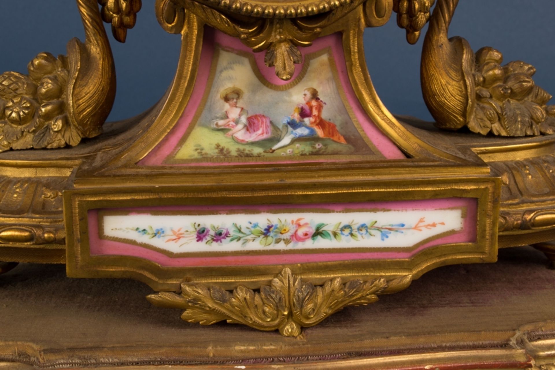 Antike Kaminuhr auf vergoldetem hölzernen Podest, goldbronziertes Messinggehäuse mit polychrom - Image 10 of 24