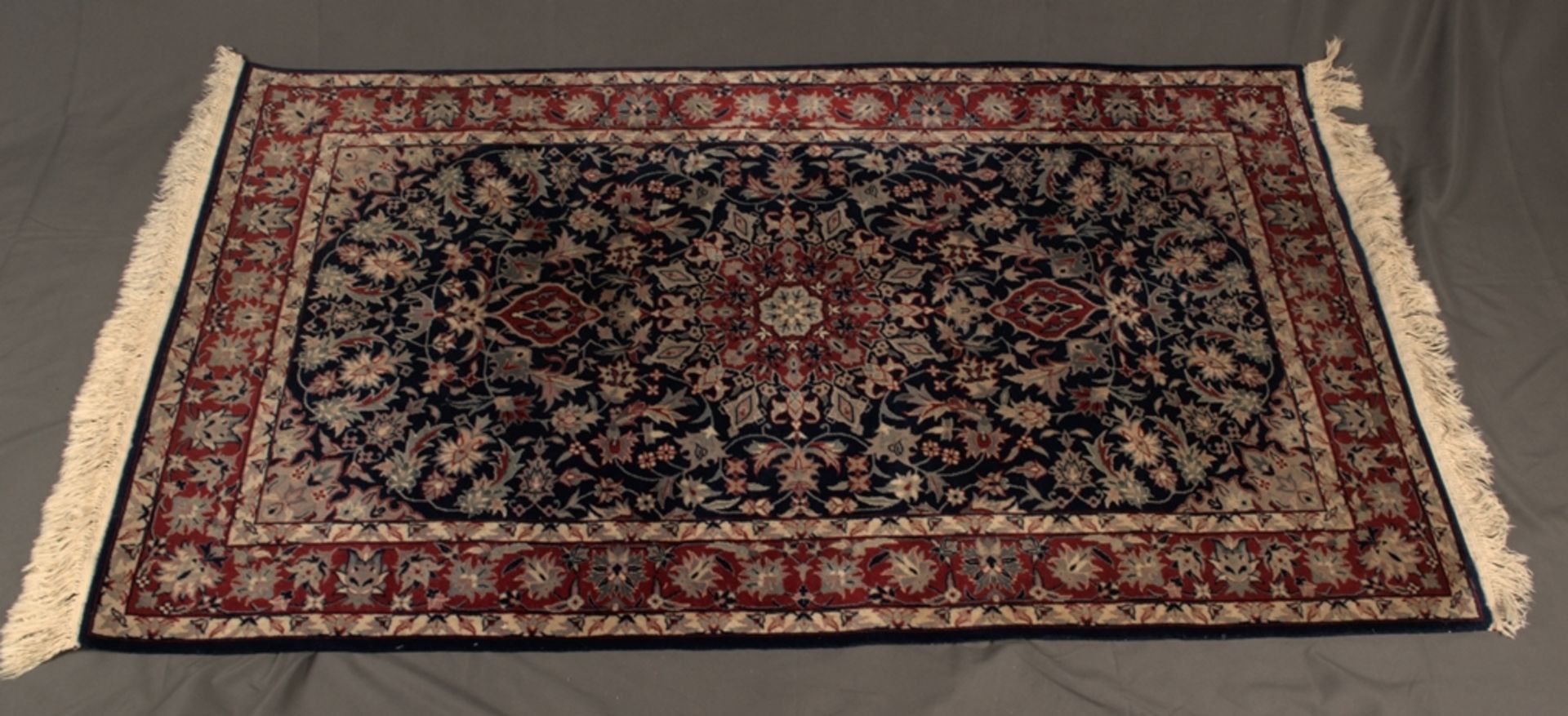 Blaugrundige Orientteppichbrücke, floral durchgemusterter Fond mit zentralem Medaillon. Ca. 93 x 157