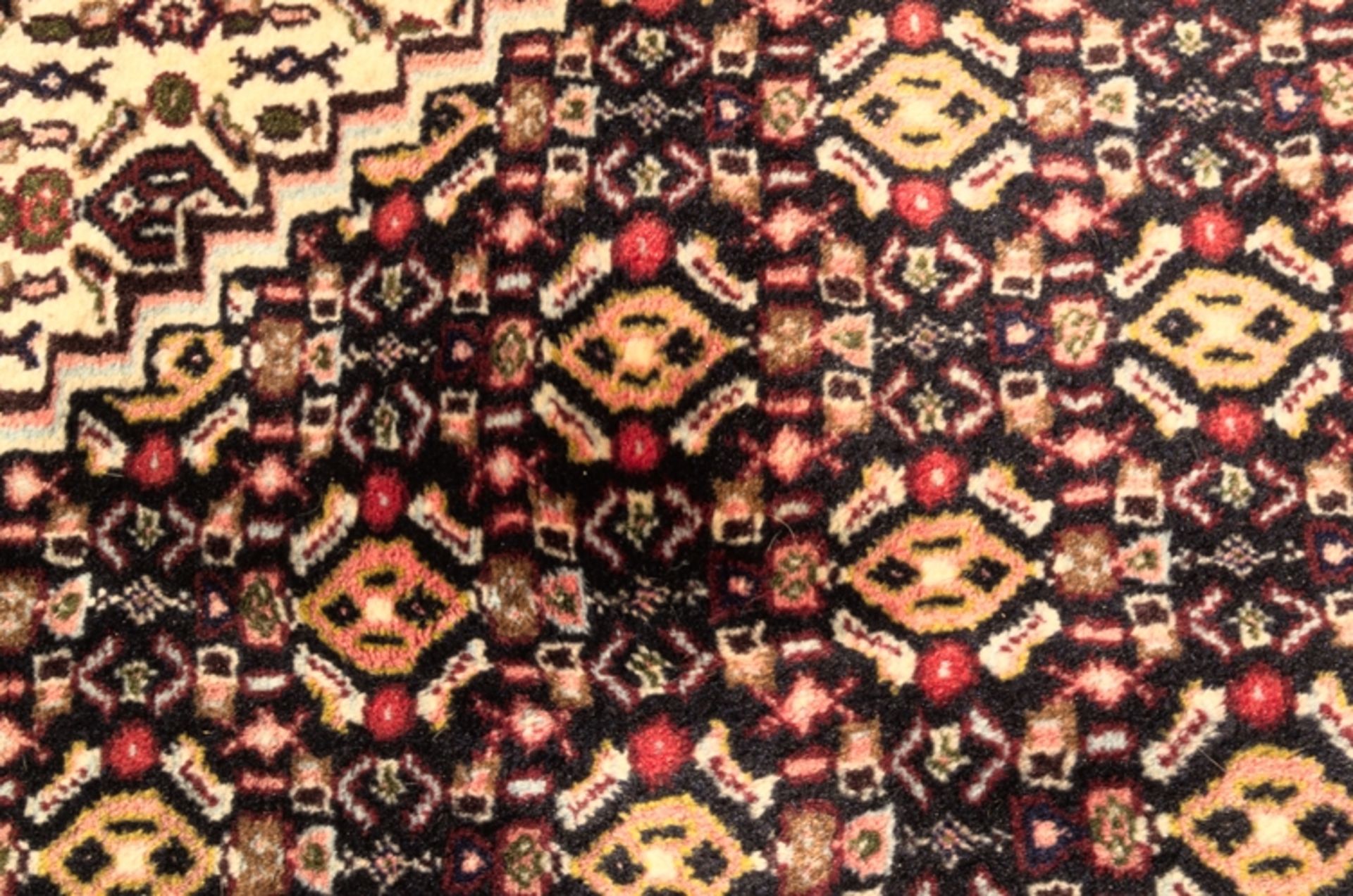 Großer Teppich, Iran der 1960er/70er Jahre, Rosen-Bordüre, starke Lichtschäden, ca. 241 x 350 cm. - Bild 9 aus 12