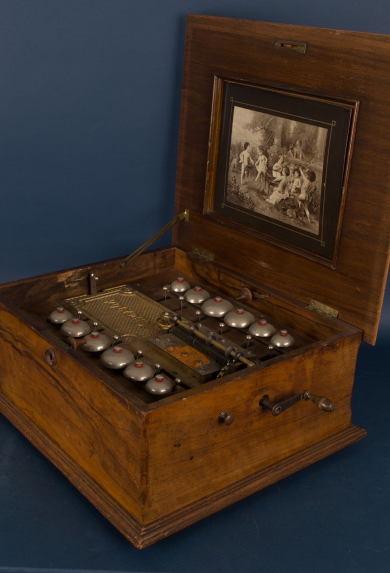 Großes POLYPHON mit Glockenspielwerk, ca. 24 x 53 x 47 cm. Historismus um 1900, Nussbaumgehäuse - Bild 13 aus 23