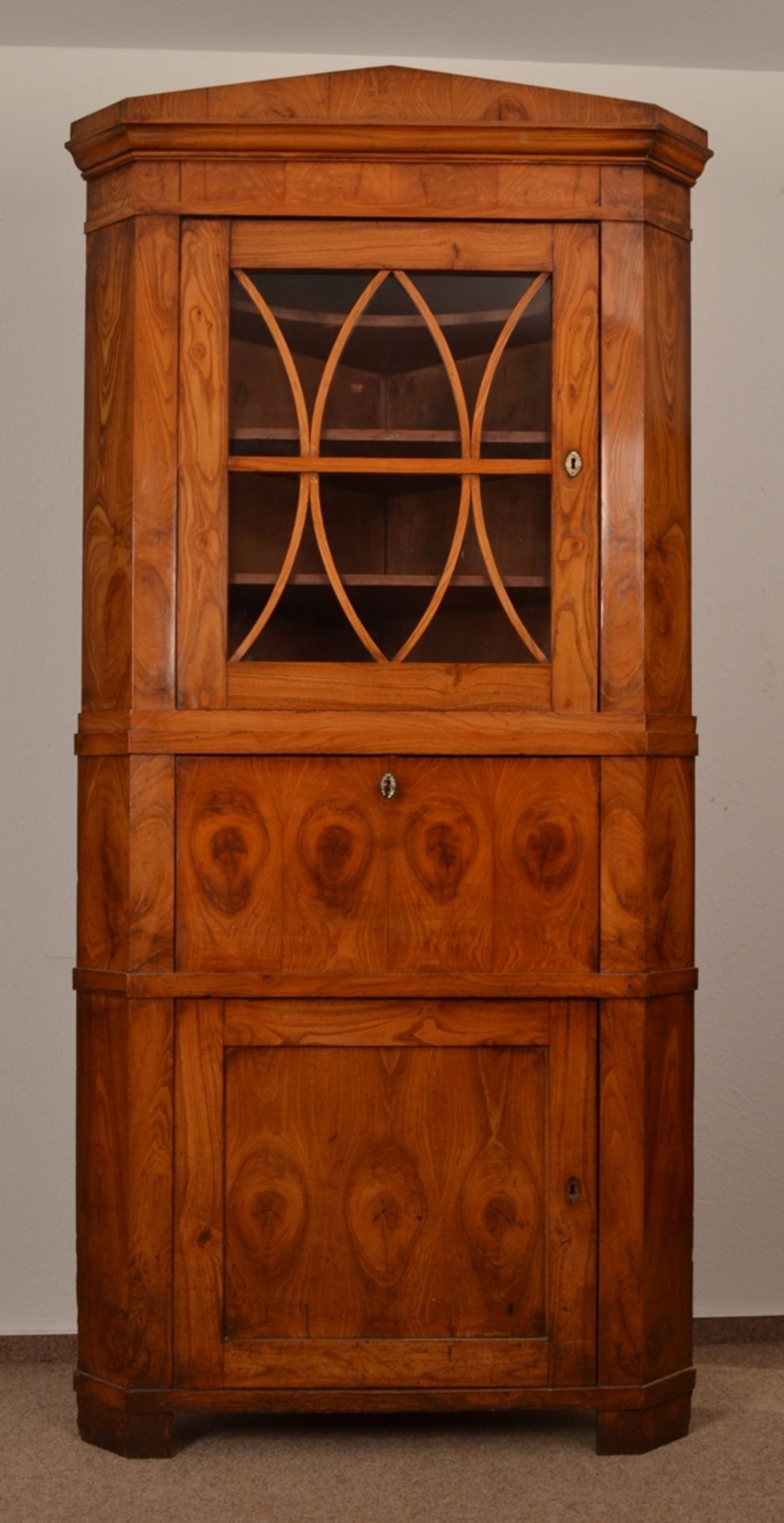 Antiker Eckvitrinenschrank/Eckschrank mit orig. Versprossung. Norddeutsches Biedermeier um 1830. - Image 7 of 25