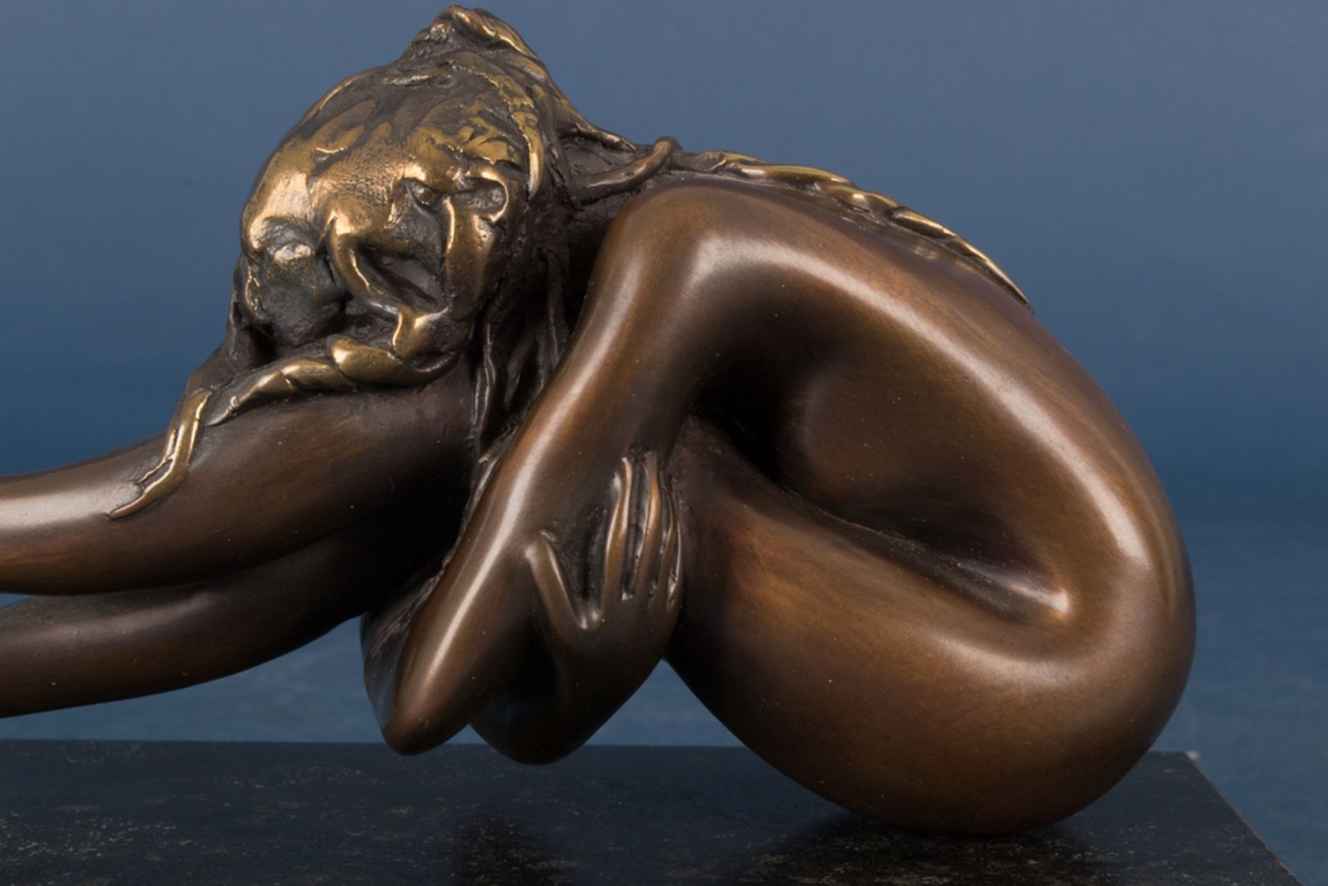 "LA SORELLA" - goldbraun patinierte Bronzefigur einer jungen weiblichen, nackten Schönheit, die nach - Bild 2 aus 9