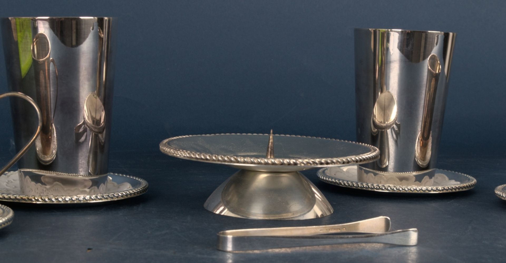 10teiliges Konvolut überwiegend versilberter Objekte, bestehend aus Zuckerzange, 800er Silber (Länge - Image 3 of 11