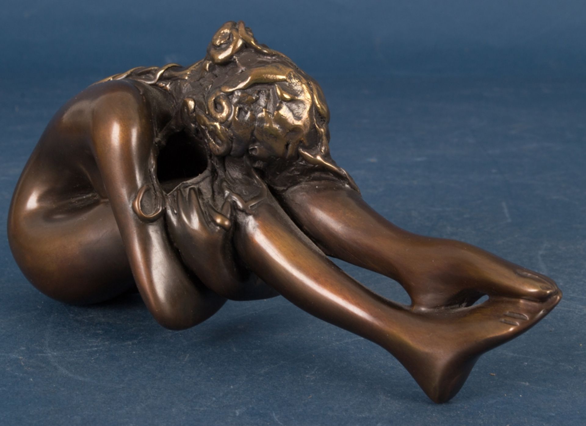 "LA SORELLA" - goldbraun patinierte Bronzefigur einer jungen weiblichen, nackten Schönheit, die nach - Bild 6 aus 9
