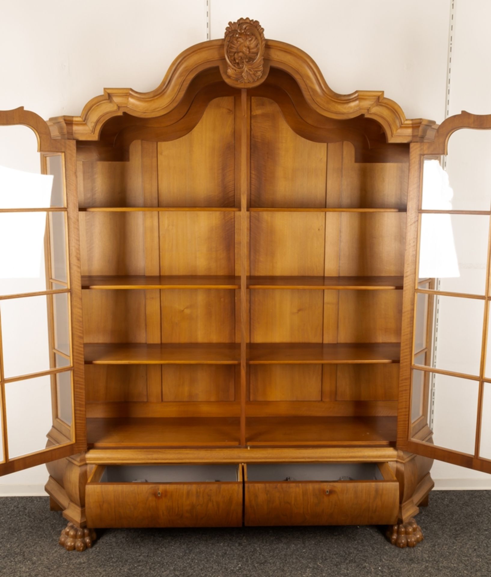 Großer, zweitüriger Bücherschrank, Barockstil, 2. Drittel 20. Jhd., Nussbaum massiv & furniert, - Image 8 of 10