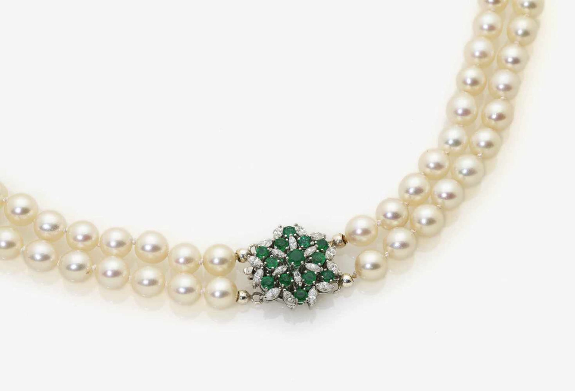 A Two-Strand Cultured Pearl Necklace with Emerald and Diamond Clasp - Bild 2 aus 3