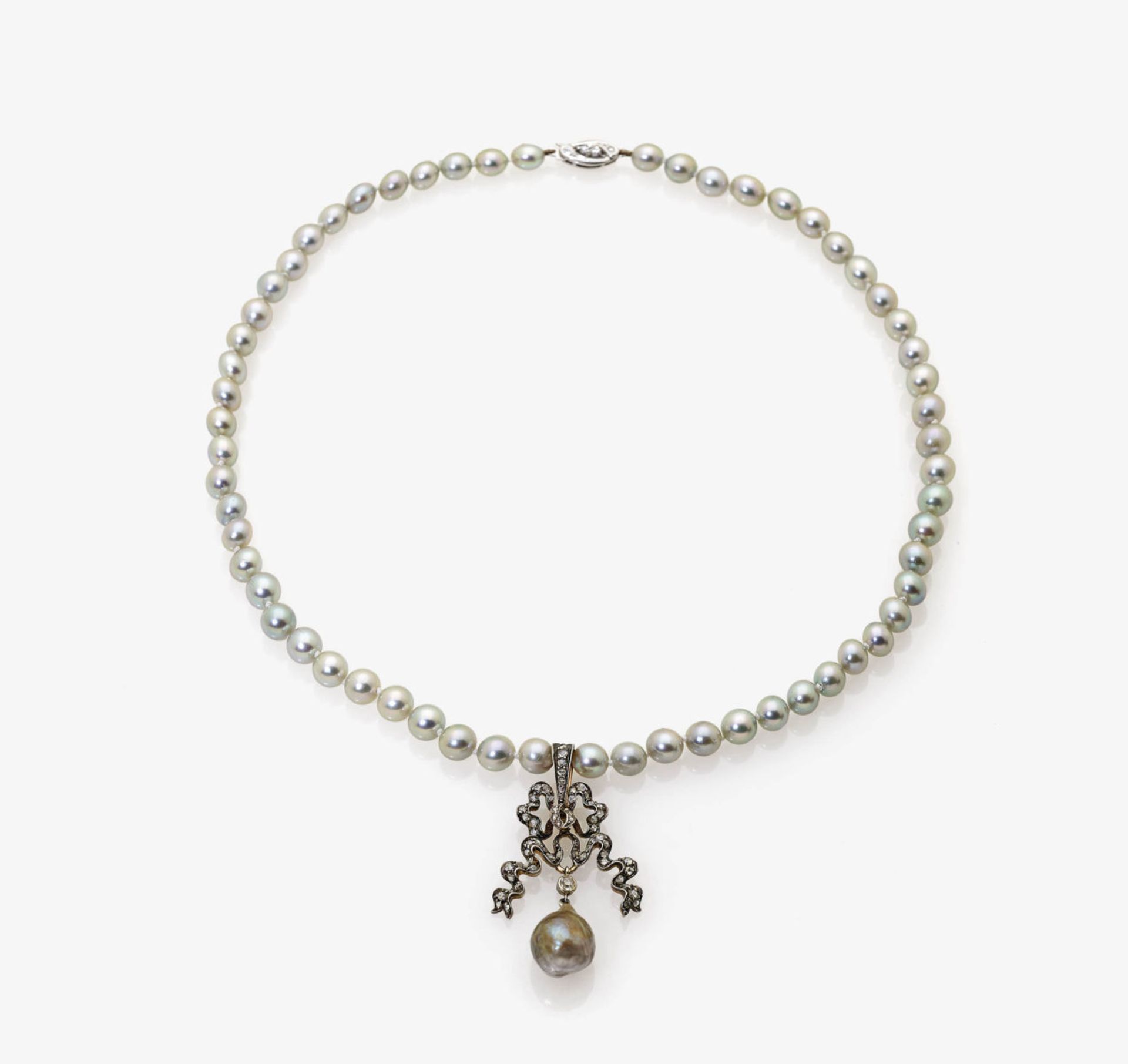 A Cultured Pearl Necklace with Bow-Shaped Pendant - Bild 2 aus 2