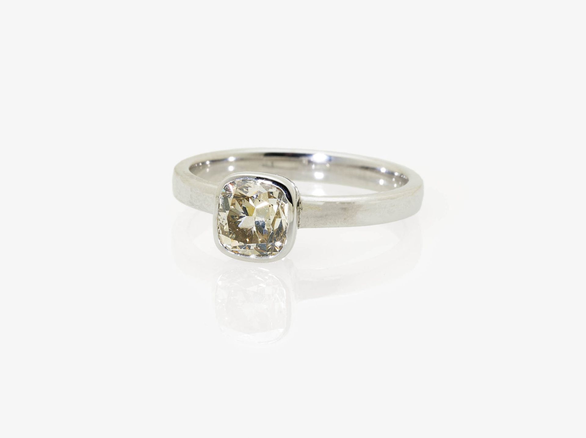 A Cushion Cut Diamond Solitaire Ring - Bild 2 aus 2