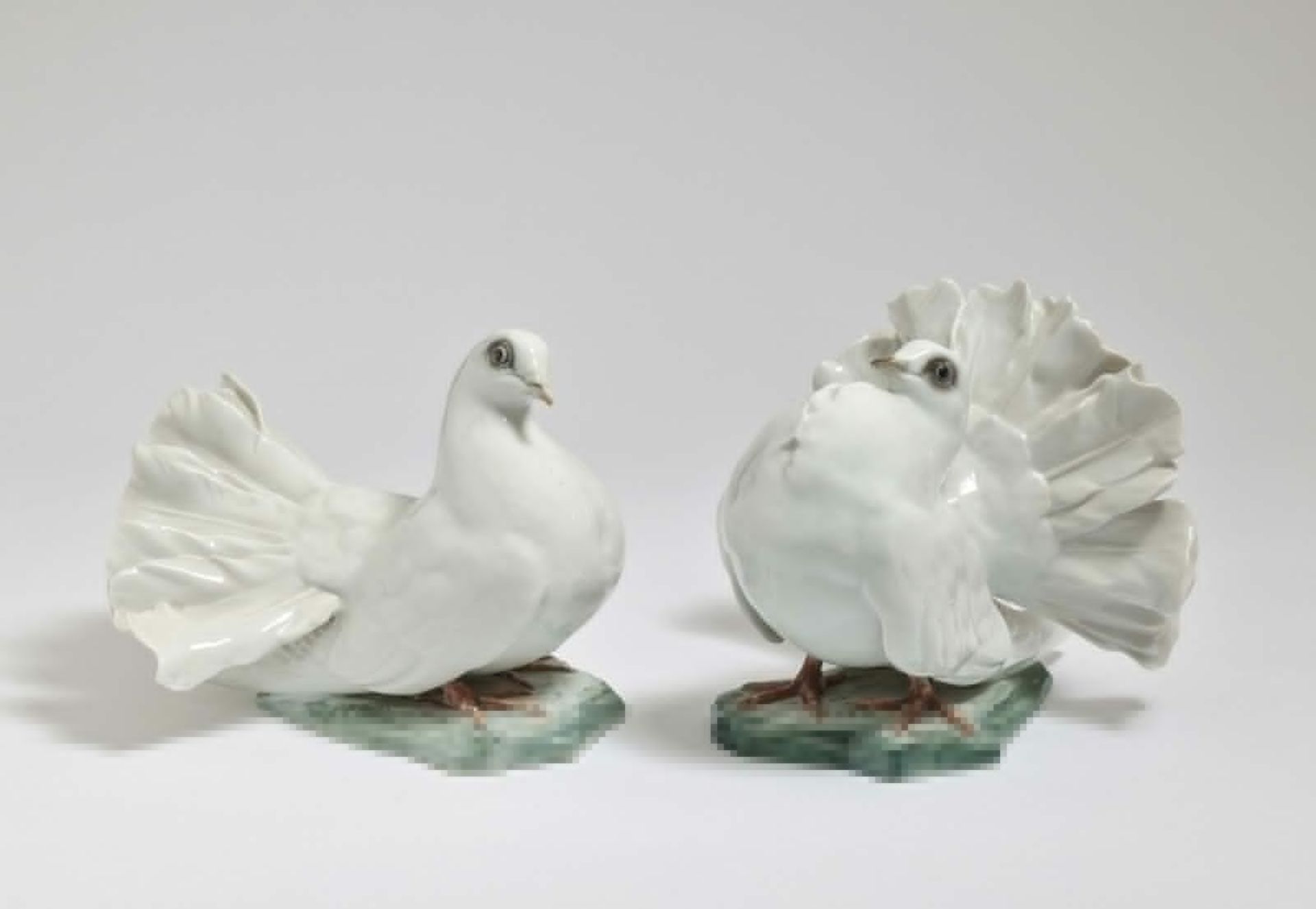 "Taubenpaar"Rosenthal, Fritz Heidenreich, 1936 Porzellan, weiß. Farbige Unterglasurbemalung. Auf