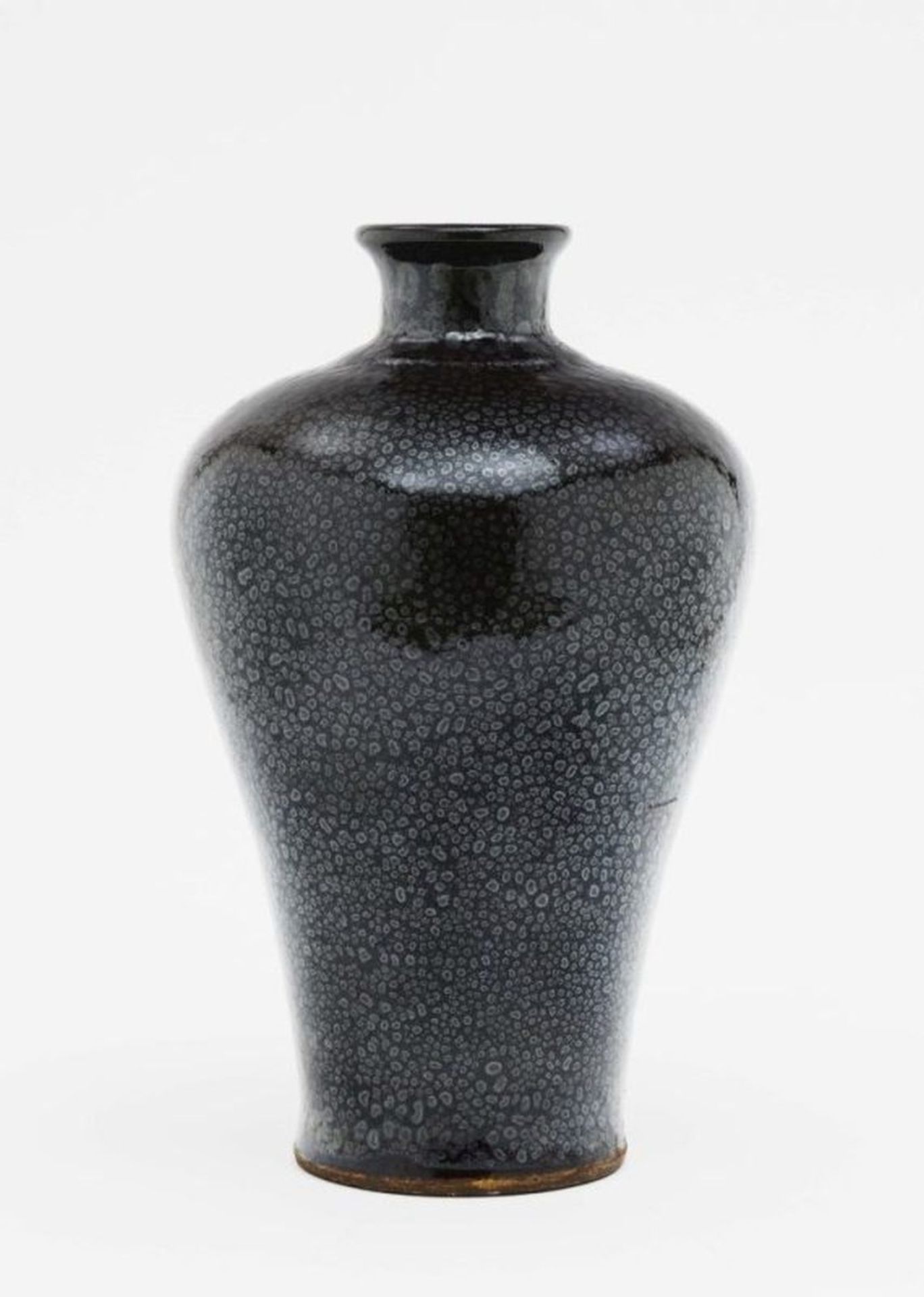 Vase China, Song-Stil Keramik. Balusterform. Feiner Tropfendekor auf braunem Grund. Kleiner Kratzer.