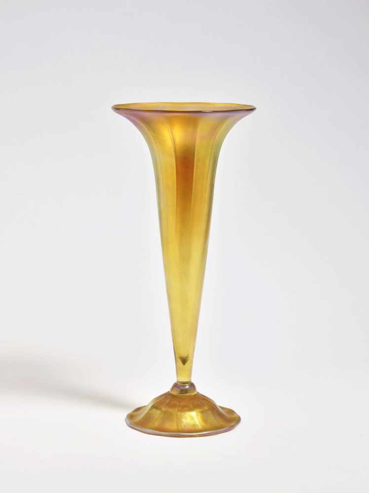 VaseLouis Comfort Tiffany, New York, um 1919 Farbloses Glas. Stark goldfarben lüstriert.