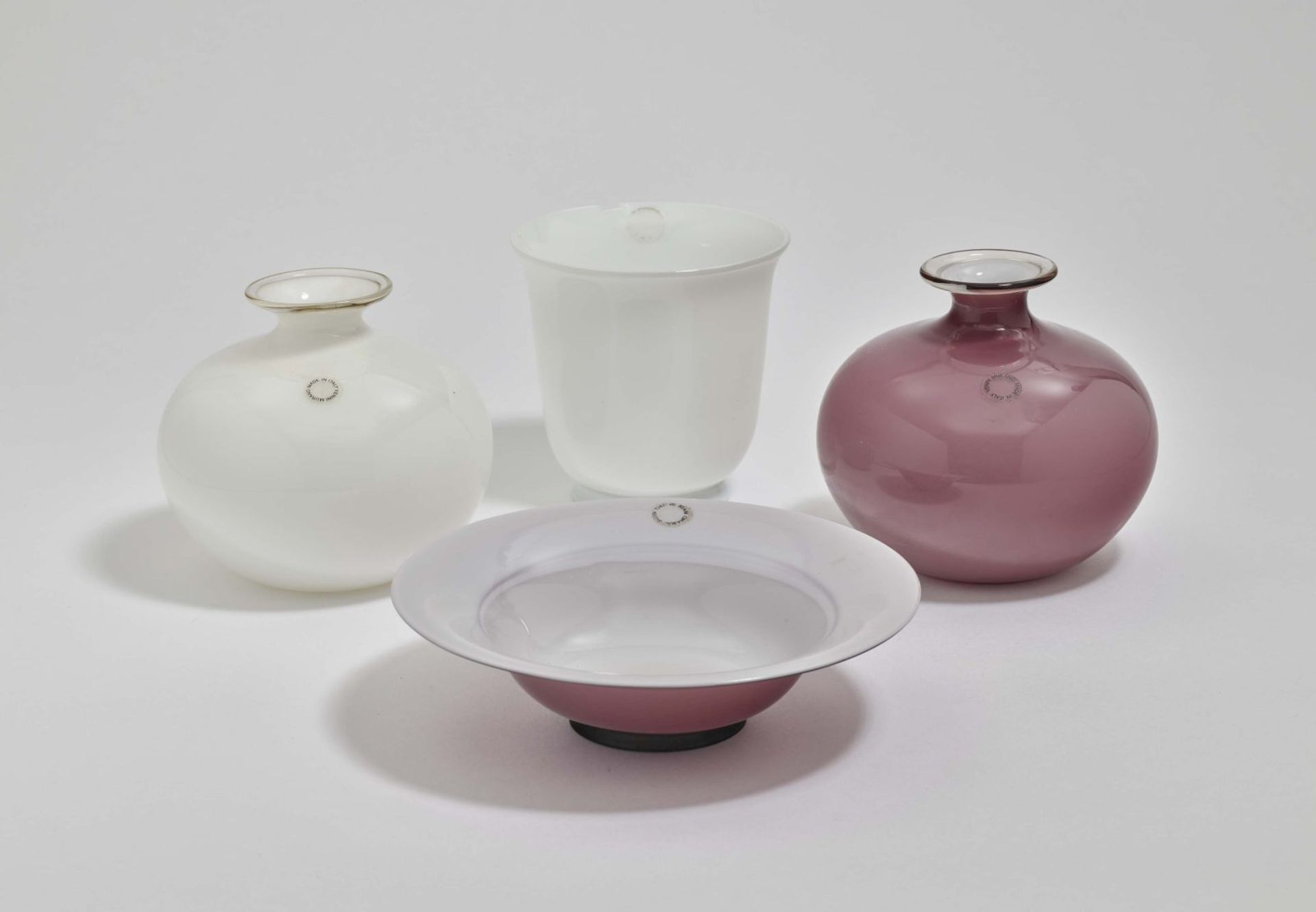 Drei Vasen und eine SchaleVenini & C., 1991 bis 1995 Überfangglas. Weiß. Schale und eine Vase
