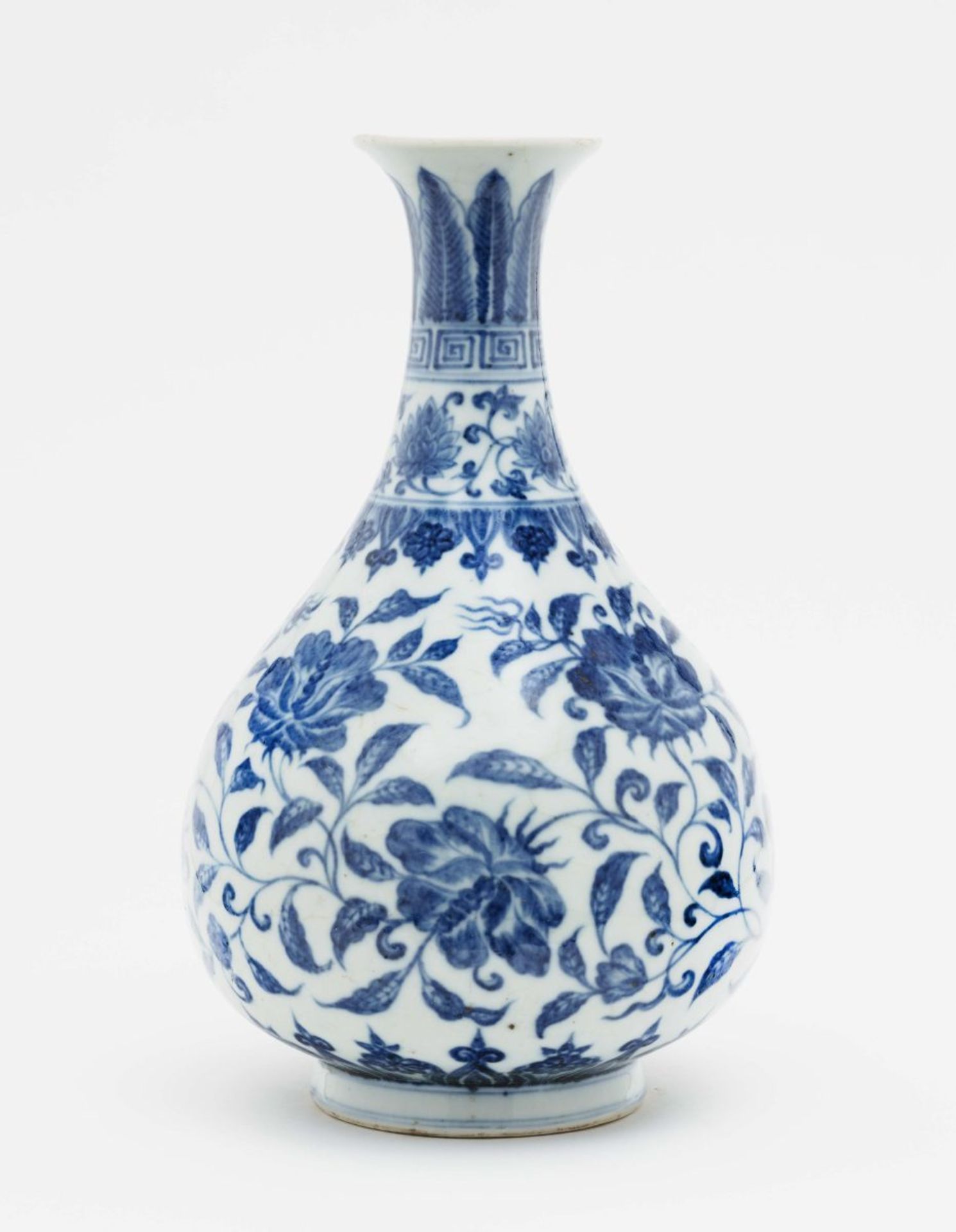 Vase China, Ming-Stil, wohl 18./19. Jh. Porzellan. Balusterform. Floraler Dekor in Unterglasur-Blau.