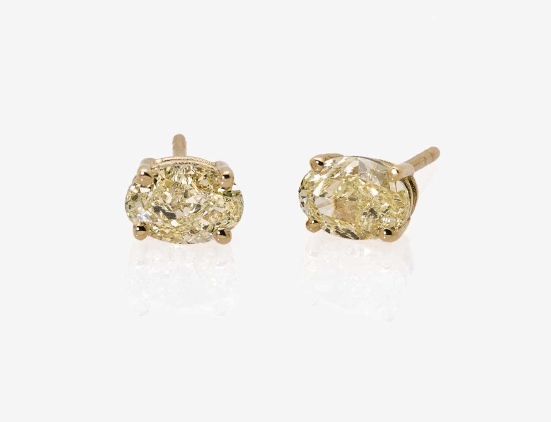 Ein Paar Ohrstecker mit light fancy yellow DiamantenParis, GALERIES DU DIAMANT, um 2020 Gelbgold