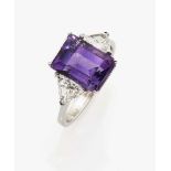 Allianzring mit einem Amethyst und Diamanten