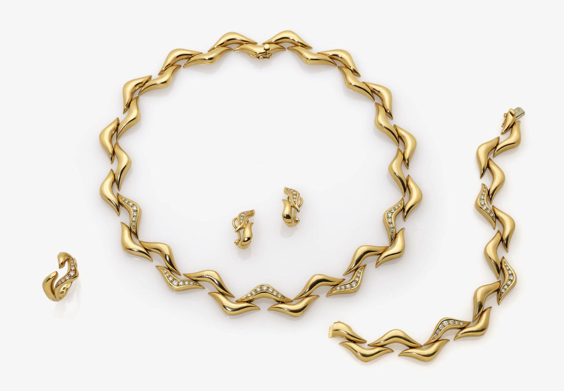 Parure bestehend aus Collier, Armband, einem Paar Ohrclips und einem Ring