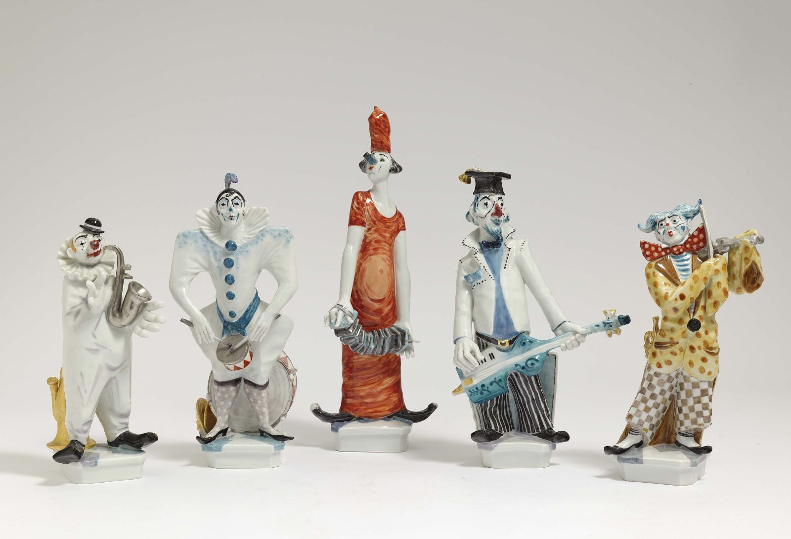 Fünf Clowns (Saxophonspieler, Trommler, Zieharmonika, Doktorhut, Orchesterchef)