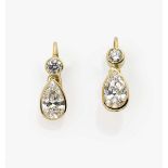 Ein Paar Ohrgehänge mit Diamanttropfen und Brillanten