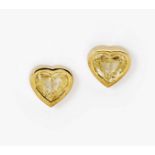 Ein Paar Ohrstecker mit natürlichen Fancy Yellow Diamanten in Herzform