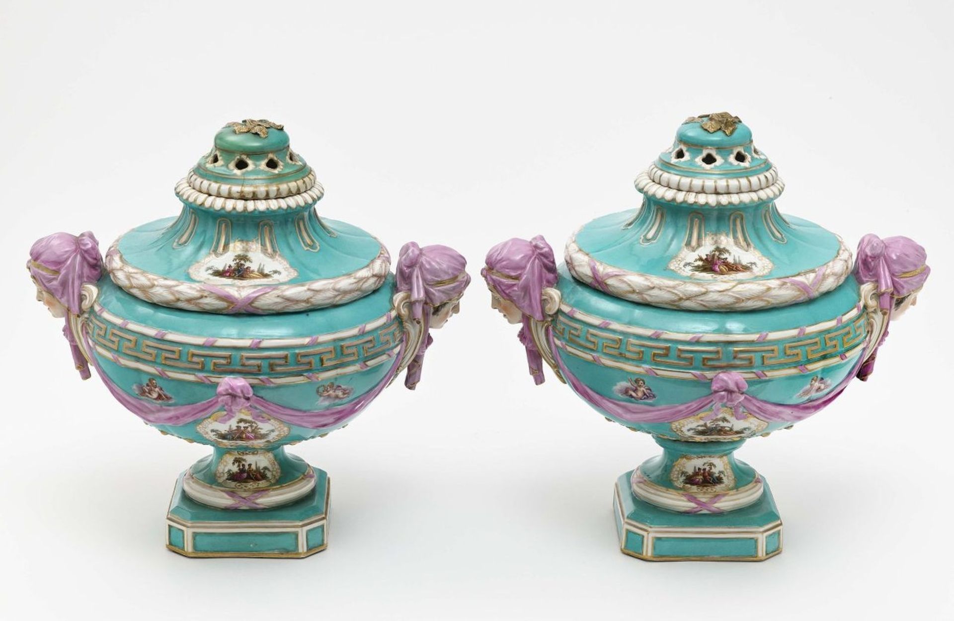 Ein Paar Potpourri-Vasen