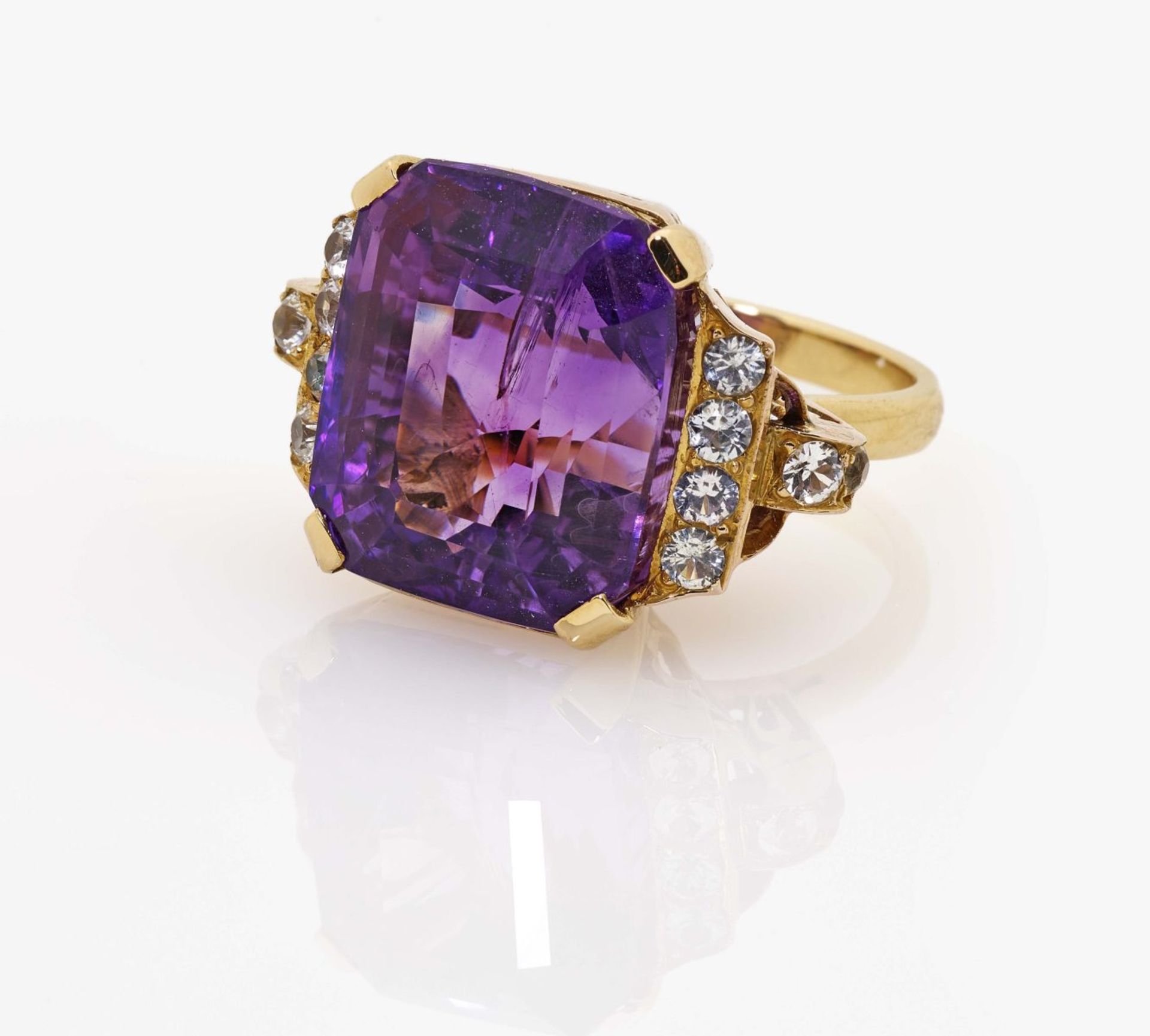 Ring mit Amethyst und weißen Saphiren