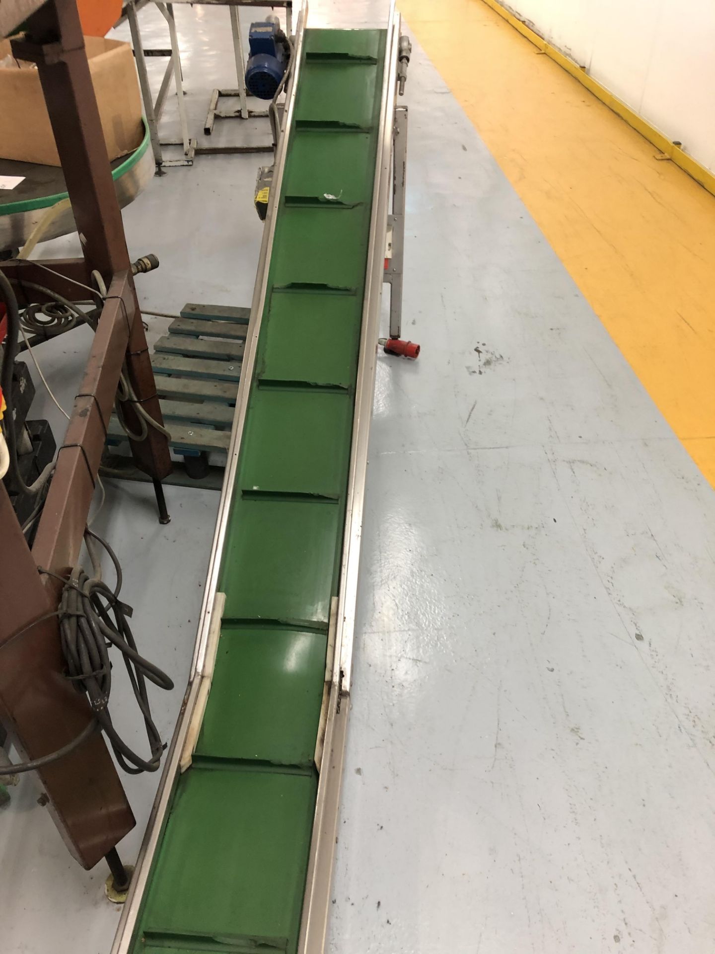 Incline conveyor