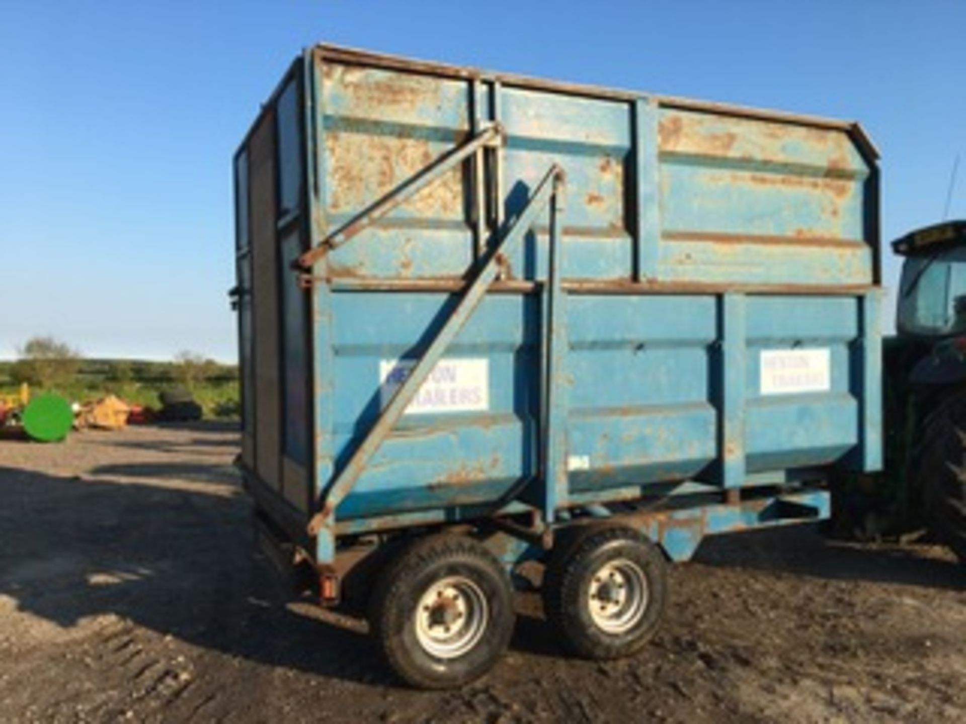 8 TONNE TIPPING TRAILER - Image 2 of 3