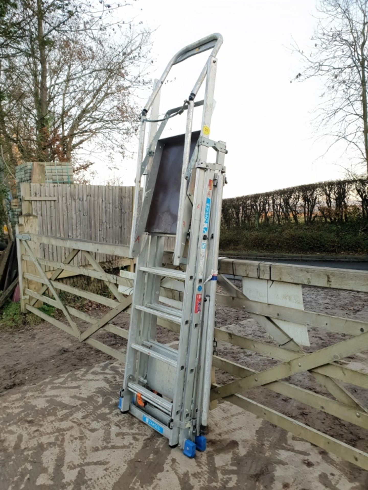 Zarges Z600 Extendable Platform Ladder. (ref.A)