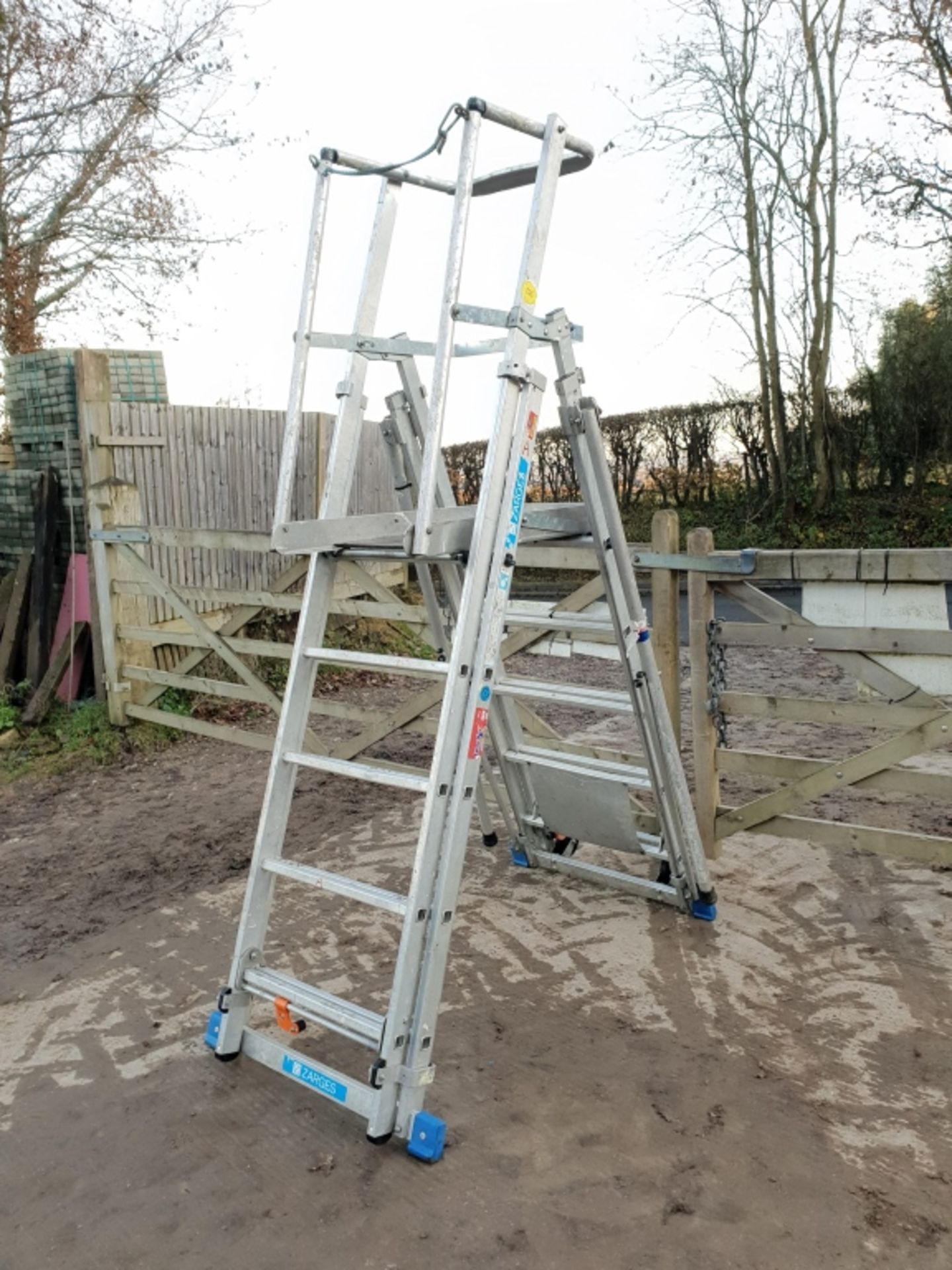 Zarges Z600 Extendable Platform Ladder. (ref.A) - Image 3 of 4
